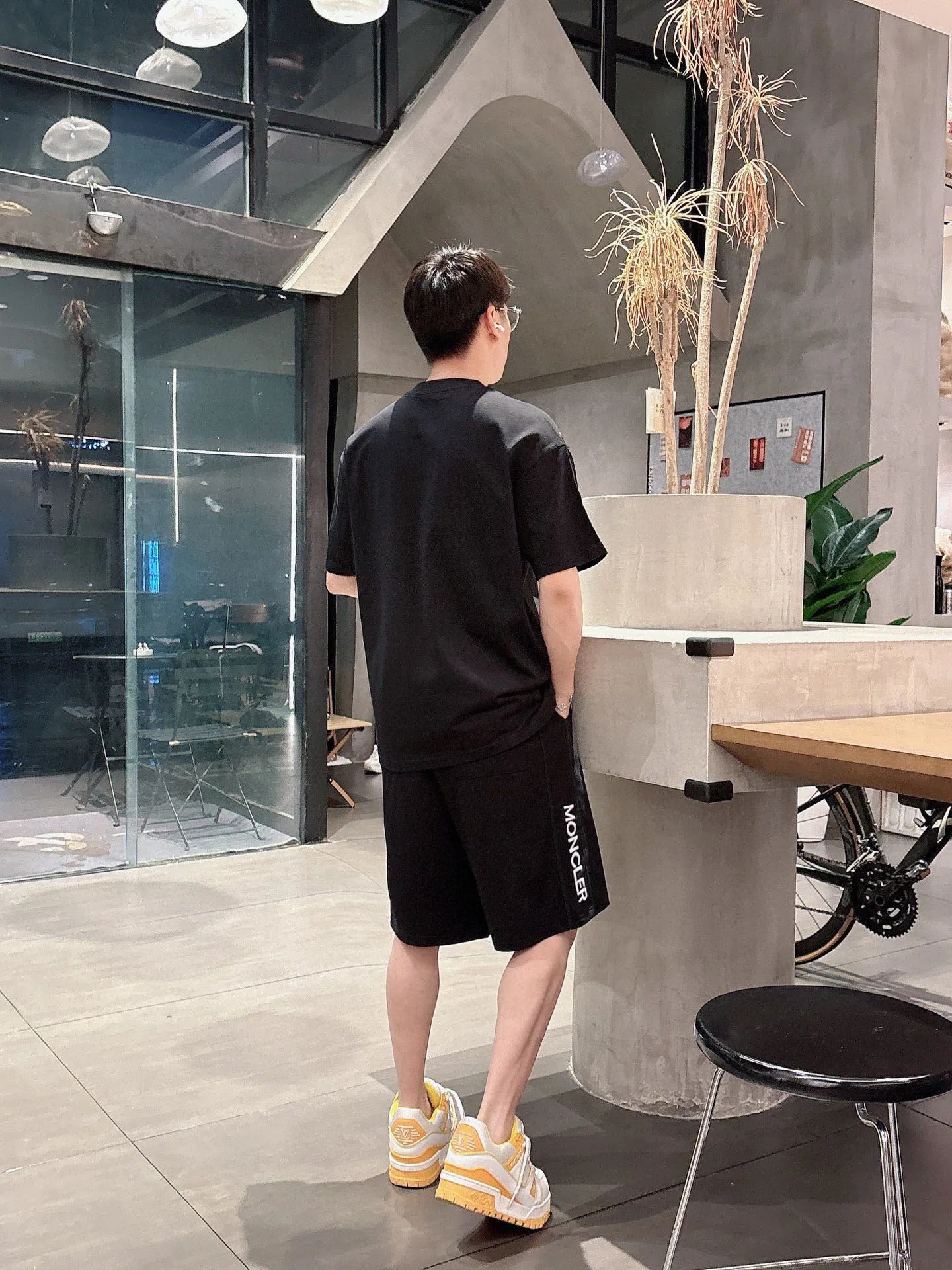 P560 Brand [MONCLER Mouth Covered] 2025 round neck short-sleeved shorts suit. The pure cotton fabric upper body will not be stuffy, the smooth and comfortable skin-friendly effect is more breathable, the fabric has its own texture, classic logo technology, a new interpretation from a unique angle, the first choice for fashion and versatility! Size: M-3XL (maximum wear: 190 pounds)