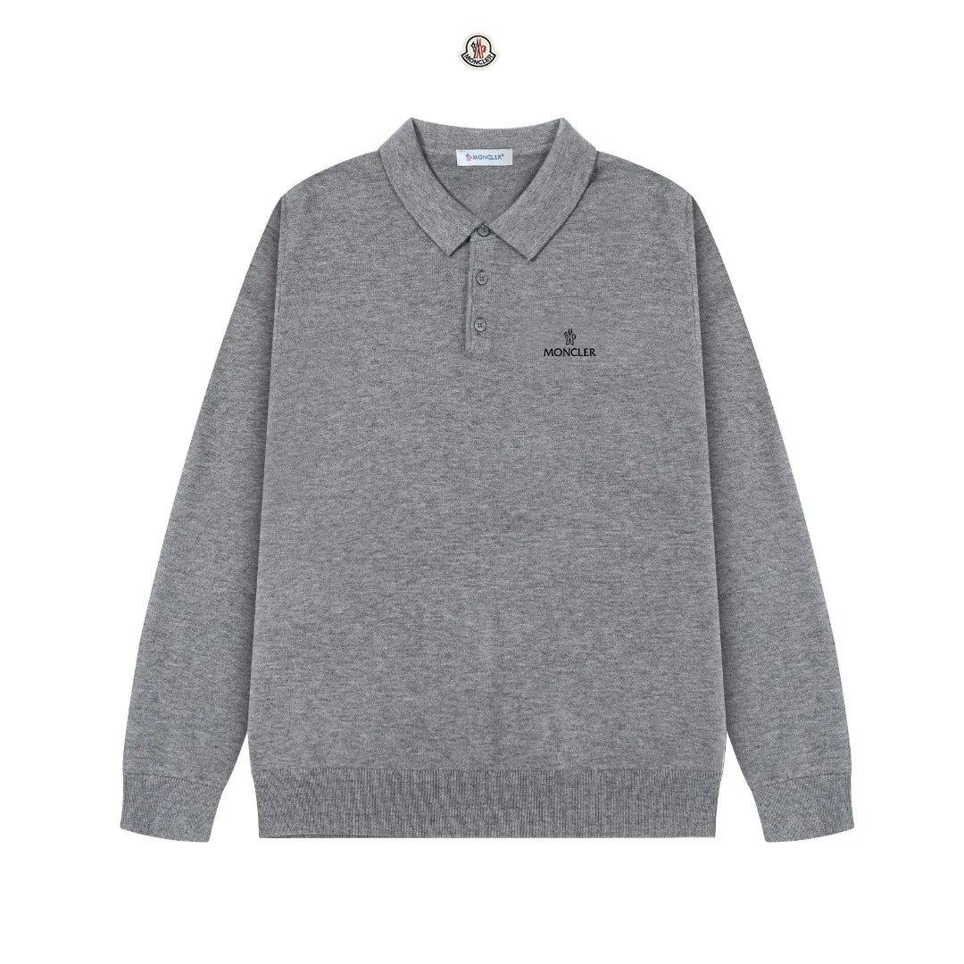 P240 Moncler's latest casual Polo lapel wool sweater.  The texture is delicate, soft and comfortable, skin-friendly and warm, not easy to deform, simple and high-end style, and the logo on the chest is very exquisite and perfect! The upper body effect is very strong 👍 Color: black, gray Size: S-XL