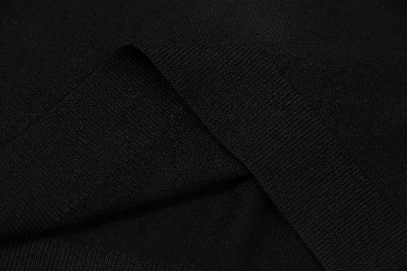 P240 Moncler's latest casual Polo lapel wool sweater.  The texture is delicate, soft and comfortable, skin-friendly and warm, not easy to deform, simple and high-end style, and the logo on the chest is very exquisite and perfect! The upper body effect is very strong 👍 Color: black, gray Size: S-XL