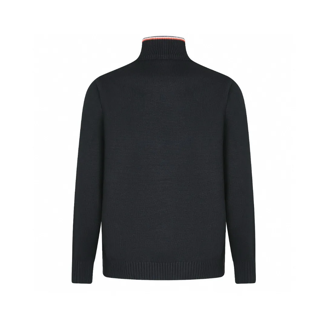 P830 [Exclusive supply] Moncler quilted wool splicing down jacket is filled with high-quality white duck down, with a filling capacity of 130g, and has excellent thermal insulation effect. The fabric is made of high-density woven 100% polyester fiber with a thickness of 0.08mm to avoid increasing the overall weight and is smooth. The high-density woven structure forms a wind resistance layer to protect the thermal efficiency of the thermal layer from loss. It can withstand the expansion pressure of down and prevent deformation and damage after long-term use. The 7-needle medium-thick knitted structure uses thicker yarns to weave woolen fabrics with obvious thickness and weight. The texture is clearly visible and has a rough, retro texture. It has a good skeleton feel and is relatively stiff, and can maintain the silhouette of the clothing for a long time. It also provides more layers of still air to lock in heat. The three-color trim at the collar draws traditional inspiration and becomes the finishing touch. Smooth pocket zipper closure enhances practicality and aesthetics. Size:1-2-3-4