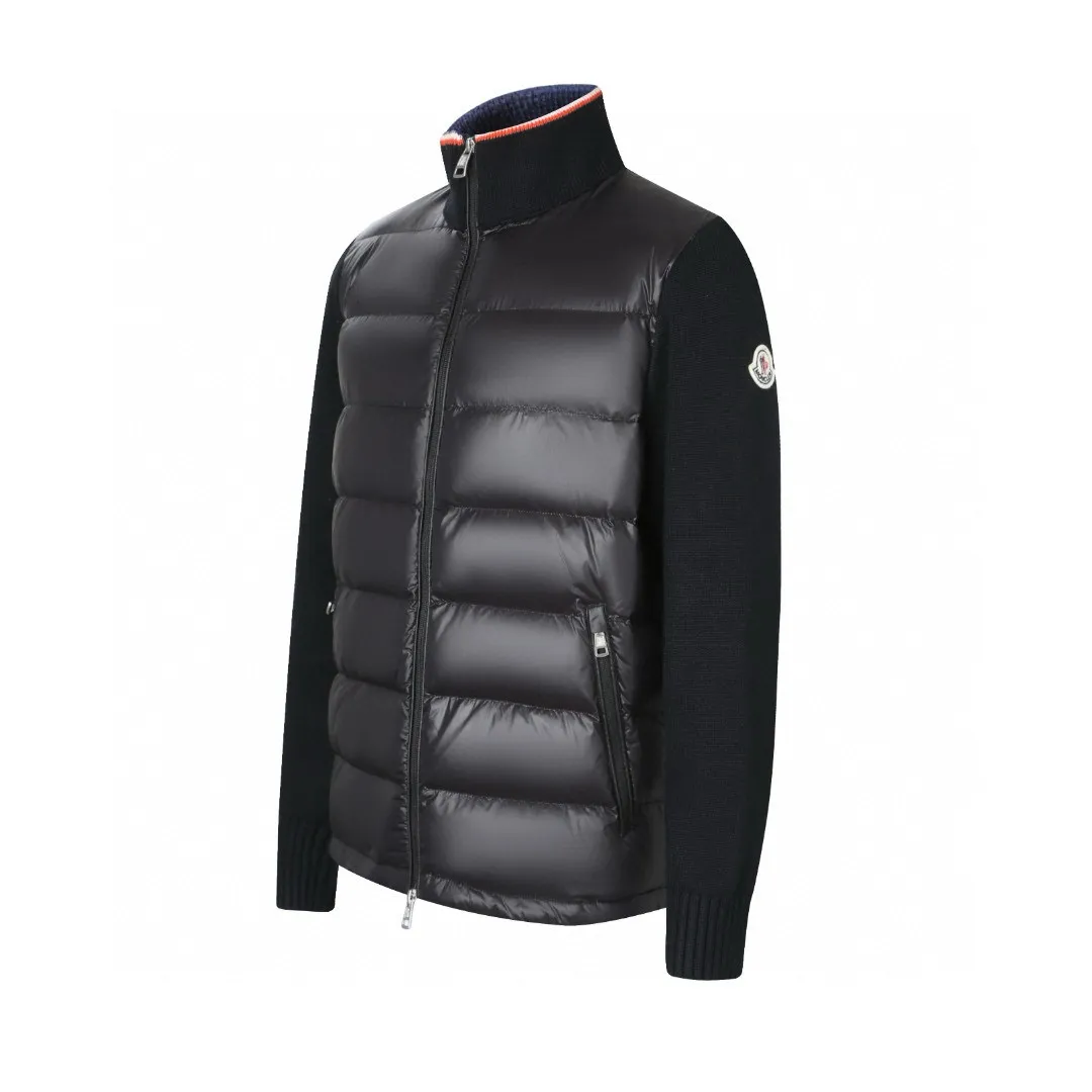 P830 [Exclusive supply] Moncler quilted wool splicing down jacket is filled with high-quality white duck down, with a filling capacity of 130g, and has excellent thermal insulation effect. The fabric is made of high-density woven 100% polyester fiber with a thickness of 0.08mm to avoid increasing the overall weight and is smooth. The high-density woven structure forms a wind resistance layer to protect the thermal efficiency of the thermal layer from loss. It can withstand the expansion pressure of down and prevent deformation and damage after long-term use. The 7-needle medium-thick knitted structure uses thicker yarns to weave woolen fabrics with obvious thickness and weight. The texture is clearly visible and has a rough, retro texture. It has a good skeleton feel and is relatively stiff, and can maintain the silhouette of the clothing for a long time. It also provides more layers of still air to lock in heat. The three-color trim at the collar draws traditional inspiration and becomes the finishing touch. Smooth pocket zipper closure enhances practicality and aesthetics. Size:1-2-3-4