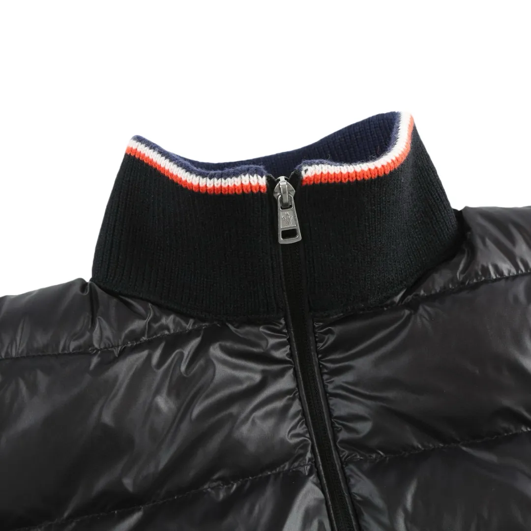 P830 [Exclusive supply] Moncler quilted wool splicing down jacket is filled with high-quality white duck down, with a filling capacity of 130g, and has excellent thermal insulation effect. The fabric is made of high-density woven 100% polyester fiber with a thickness of 0.08mm to avoid increasing the overall weight and is smooth. The high-density woven structure forms a wind resistance layer to protect the thermal efficiency of the thermal layer from loss. It can withstand the expansion pressure of down and prevent deformation and damage after long-term use. The 7-needle medium-thick knitted structure uses thicker yarns to weave woolen fabrics with obvious thickness and weight. The texture is clearly visible and has a rough, retro texture. It has a good skeleton feel and is relatively stiff, and can maintain the silhouette of the clothing for a long time. It also provides more layers of still air to lock in heat. The three-color trim at the collar draws traditional inspiration and becomes the finishing touch. Smooth pocket zipper closure enhances practicality and aesthetics. Size:1-2-3-4