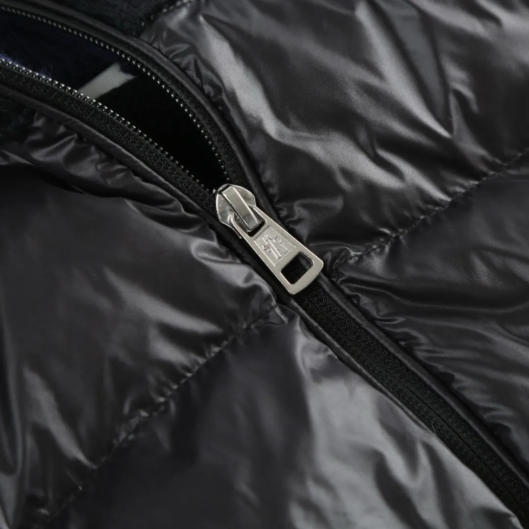 P830 [Exclusive supply] Moncler quilted wool splicing down jacket is filled with high-quality white duck down, with a filling capacity of 130g, and has excellent thermal insulation effect. The fabric is made of high-density woven 100% polyester fiber with a thickness of 0.08mm to avoid increasing the overall weight and is smooth. The high-density woven structure forms a wind resistance layer to protect the thermal efficiency of the thermal layer from loss. It can withstand the expansion pressure of down and prevent deformation and damage after long-term use. The 7-needle medium-thick knitted structure uses thicker yarns to weave woolen fabrics with obvious thickness and weight. The texture is clearly visible and has a rough, retro texture. It has a good skeleton feel and is relatively stiff, and can maintain the silhouette of the clothing for a long time. It also provides more layers of still air to lock in heat. The three-color trim at the collar draws traditional inspiration and becomes the finishing touch. Smooth pocket zipper closure enhances practicality and aesthetics. Size:1-2-3-4