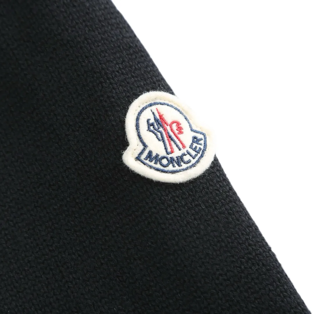 P830 [Exclusive supply] Moncler quilted wool splicing down jacket is filled with high-quality white duck down, with a filling capacity of 130g, and has excellent thermal insulation effect. The fabric is made of high-density woven 100% polyester fiber with a thickness of 0.08mm to avoid increasing the overall weight and is smooth. The high-density woven structure forms a wind resistance layer to protect the thermal efficiency of the thermal layer from loss. It can withstand the expansion pressure of down and prevent deformation and damage after long-term use. The 7-needle medium-thick knitted structure uses thicker yarns to weave woolen fabrics with obvious thickness and weight. The texture is clearly visible and has a rough, retro texture. It has a good skeleton feel and is relatively stiff, and can maintain the silhouette of the clothing for a long time. It also provides more layers of still air to lock in heat. The three-color trim at the collar draws traditional inspiration and becomes the finishing touch. Smooth pocket zipper closure enhances practicality and aesthetics. Size:1-2-3-4