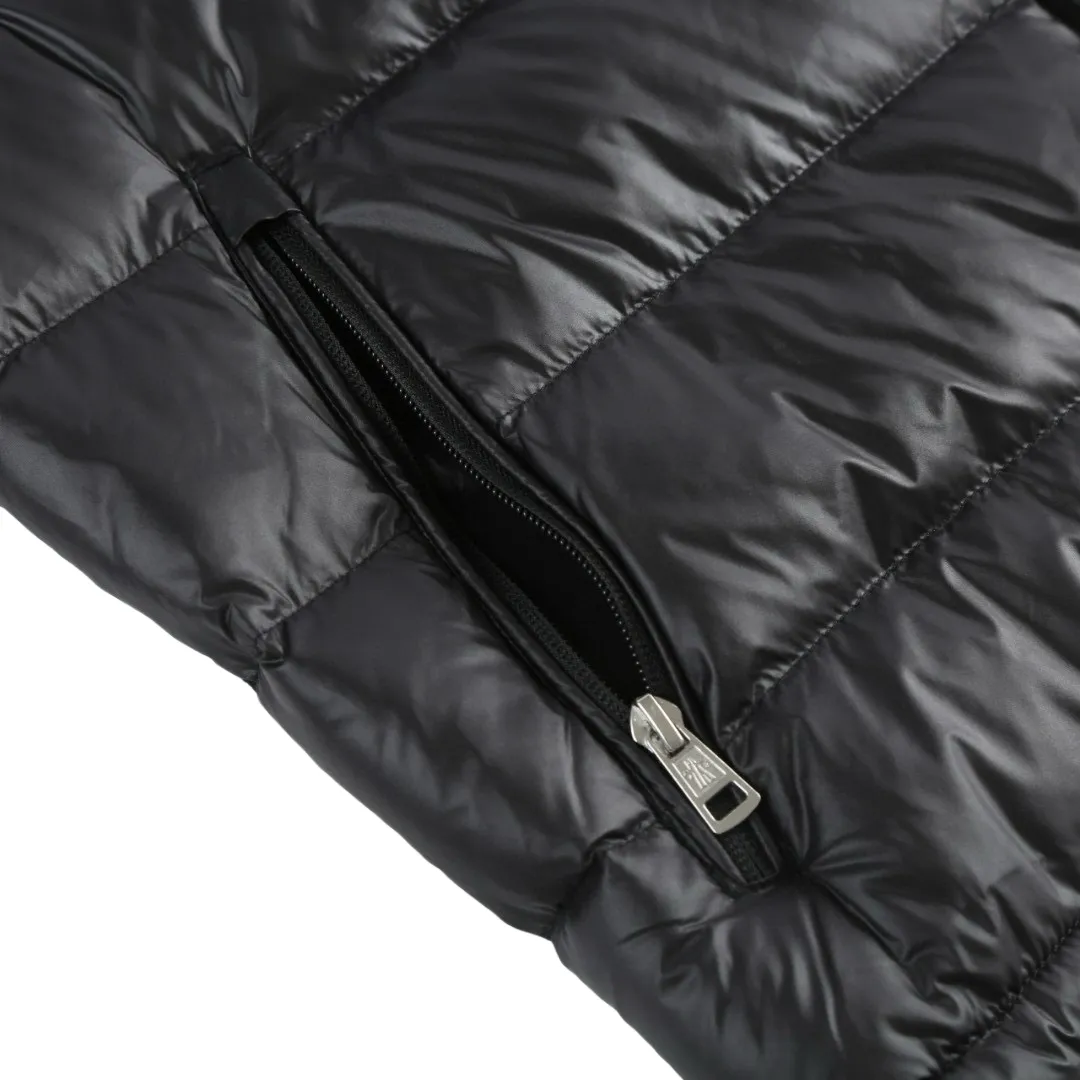 P830 [Exclusive supply] Moncler quilted wool splicing down jacket is filled with high-quality white duck down, with a filling capacity of 130g, and has excellent thermal insulation effect. The fabric is made of high-density woven 100% polyester fiber with a thickness of 0.08mm to avoid increasing the overall weight and is smooth. The high-density woven structure forms a wind resistance layer to protect the thermal efficiency of the thermal layer from loss. It can withstand the expansion pressure of down and prevent deformation and damage after long-term use. The 7-needle medium-thick knitted structure uses thicker yarns to weave woolen fabrics with obvious thickness and weight. The texture is clearly visible and has a rough, retro texture. It has a good skeleton feel and is relatively stiff, and can maintain the silhouette of the clothing for a long time. It also provides more layers of still air to lock in heat. The three-color trim at the collar draws traditional inspiration and becomes the finishing touch. Smooth pocket zipper closure enhances practicality and aesthetics. Size:1-2-3-4