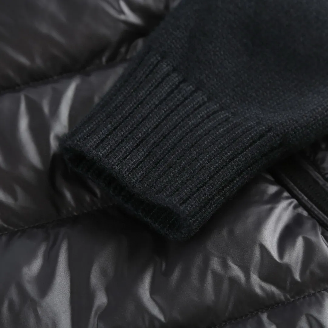 P830 [Exclusive supply] Moncler quilted wool splicing down jacket is filled with high-quality white duck down, with a filling capacity of 130g, and has excellent thermal insulation effect. The fabric is made of high-density woven 100% polyester fiber with a thickness of 0.08mm to avoid increasing the overall weight and is smooth. The high-density woven structure forms a wind resistance layer to protect the thermal efficiency of the thermal layer from loss. It can withstand the expansion pressure of down and prevent deformation and damage after long-term use. The 7-needle medium-thick knitted structure uses thicker yarns to weave woolen fabrics with obvious thickness and weight. The texture is clearly visible and has a rough, retro texture. It has a good skeleton feel and is relatively stiff, and can maintain the silhouette of the clothing for a long time. It also provides more layers of still air to lock in heat. The three-color trim at the collar draws traditional inspiration and becomes the finishing touch. Smooth pocket zipper closure enhances practicality and aesthetics. Size:1-2-3-4