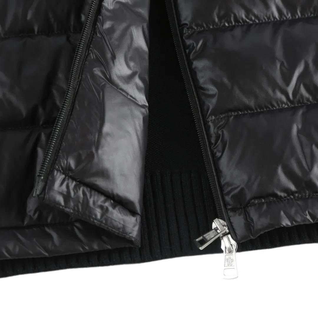 P830 [Exclusive supply] Moncler quilted wool splicing down jacket is filled with high-quality white duck down, with a filling capacity of 130g, and has excellent thermal insulation effect. The fabric is made of high-density woven 100% polyester fiber with a thickness of 0.08mm to avoid increasing the overall weight and is smooth. The high-density woven structure forms a wind resistance layer to protect the thermal efficiency of the thermal layer from loss. It can withstand the expansion pressure of down and prevent deformation and damage after long-term use. The 7-needle medium-thick knitted structure uses thicker yarns to weave woolen fabrics with obvious thickness and weight. The texture is clearly visible and has a rough, retro texture. It has a good skeleton feel and is relatively stiff, and can maintain the silhouette of the clothing for a long time. It also provides more layers of still air to lock in heat. The three-color trim at the collar draws traditional inspiration and becomes the finishing touch. Smooth pocket zipper closure enhances practicality and aesthetics. Size:1-2-3-4