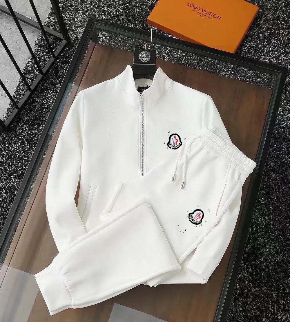 P400 [MONCLER] (Gospel for Fatty) hot-selling suit is coming. Focus on the original version of the official website. 2025 new hot-selling cardigan and sweatshirt suit. The original order is the best product🇭🇰. It is the meticulous work of top designers. It has a fitting and perfect upper body effect. All-natural high-quality Roman cotton 100%, close-fitting comfort, noble and elegant! Original hardware embodies elegance and nobility! Counter size: M-5XL (maximum wear up to 220 pounds)