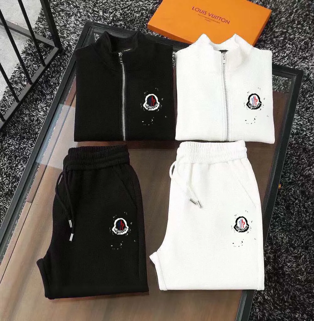 P400 [MONCLER] (Gospel for Fatty) hot-selling suit is coming. Focus on the original version of the official website. 2025 new hot-selling cardigan and sweatshirt suit. The original order is the best product🇭🇰. It is the meticulous work of top designers. It has a fitting and perfect upper body effect. All-natural high-quality Roman cotton 100%, close-fitting comfort, noble and elegant! Original hardware embodies elegance and nobility! Counter size: M-5XL (maximum wear up to 220 pounds)
