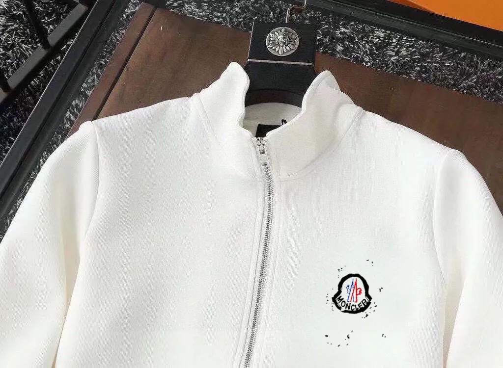 P400 [MONCLER] (Gospel for Fatty) hot-selling suit is coming. Focus on the original version of the official website. 2025 new hot-selling cardigan and sweatshirt suit. The original order is the best product🇭🇰. It is the meticulous work of top designers. It has a fitting and perfect upper body effect. All-natural high-quality Roman cotton 100%, close-fitting comfort, noble and elegant! Original hardware embodies elegance and nobility! Counter size: M-5XL (maximum wear up to 220 pounds)