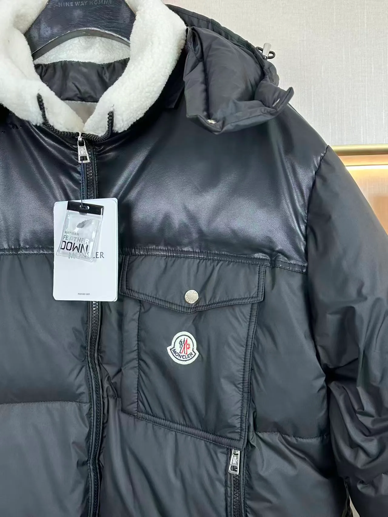 P780 Moncler/Mask Braye short men's down jacket jacket official website. Down jacket imported sheepskin➕lamb wool splicing, 90 white duck down filling, made of water-repellent fabric, with wool trim and detachable hood, super hot style. Size M-XXXL