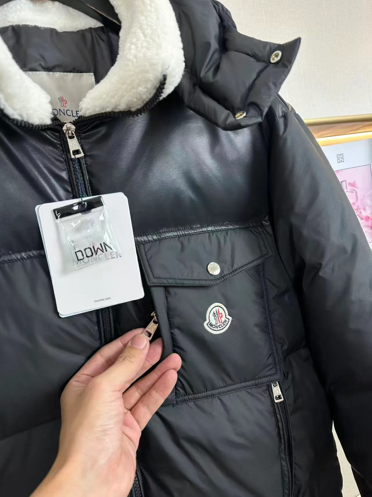 P780 Moncler/Mask Braye short men's down jacket jacket official website. Down jacket imported sheepskin➕lamb wool splicing, 90 white duck down filling, made of water-repellent fabric, with wool trim and detachable hood, super hot style. Size M-XXXL