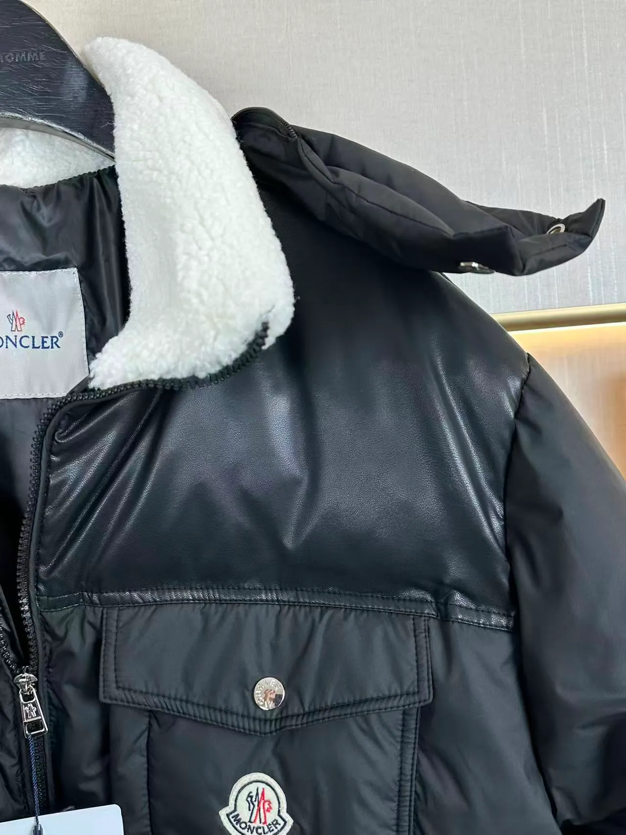 P780 Moncler/Mask Braye short men's down jacket jacket official website. Down jacket imported sheepskin➕lamb wool splicing, 90 white duck down filling, made of water-repellent fabric, with wool trim and detachable hood, super hot style. Size M-XXXL