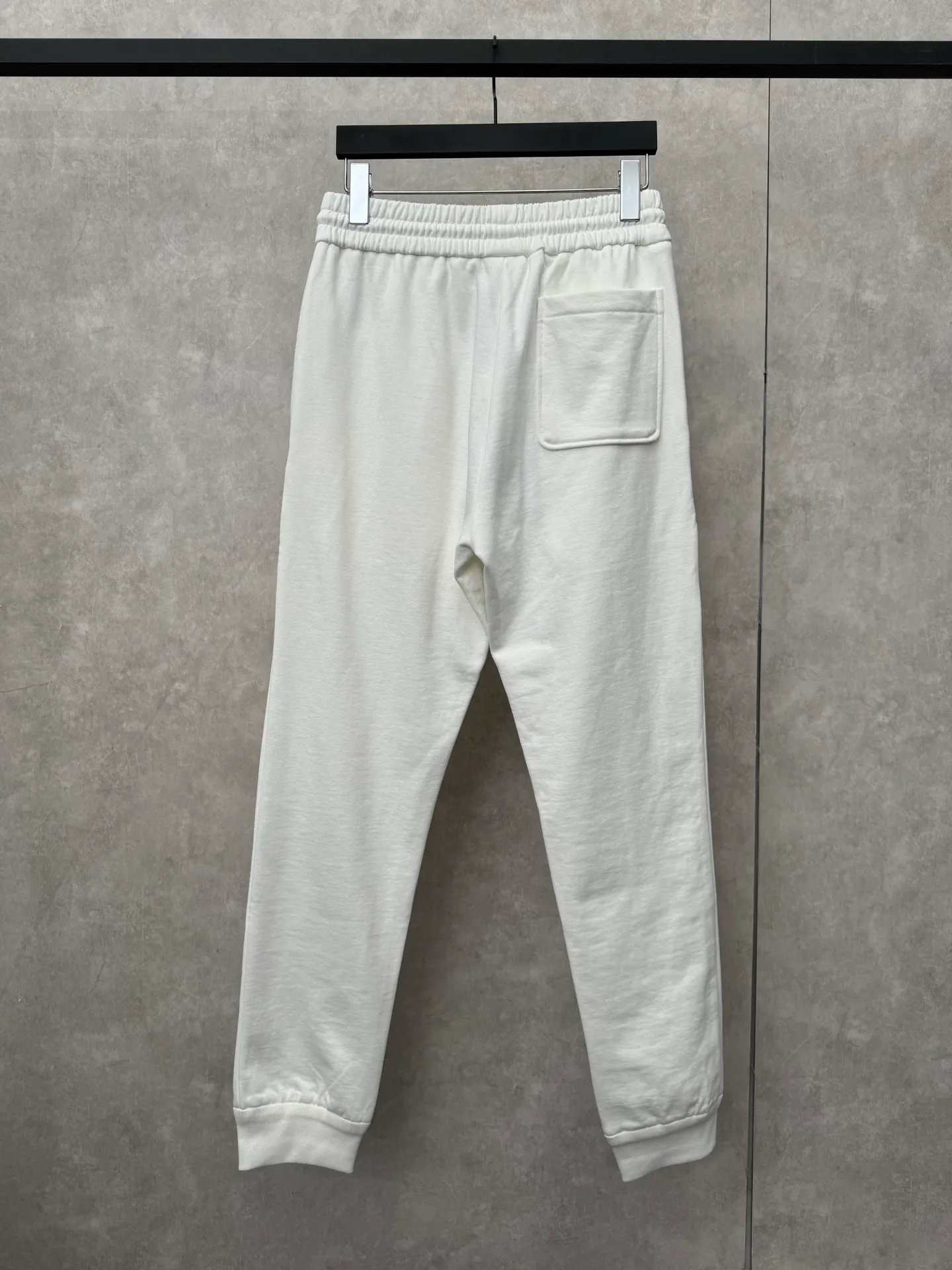 P490 Moncler 25 new sports suit casual pants SIZE S/M/L/XL This sports suit is made of 100% cotton fabric. The top is hooded and has a drawstring. It is decorated with mon's exclusive logo on the front chest. It has two large pockets and the pants have an elastic waist design. The whole set has a great matching effect. The upper body is very comfortable. It is great for sports and leisure. It is the same style for men and women. Highly recommended! Color: gray white