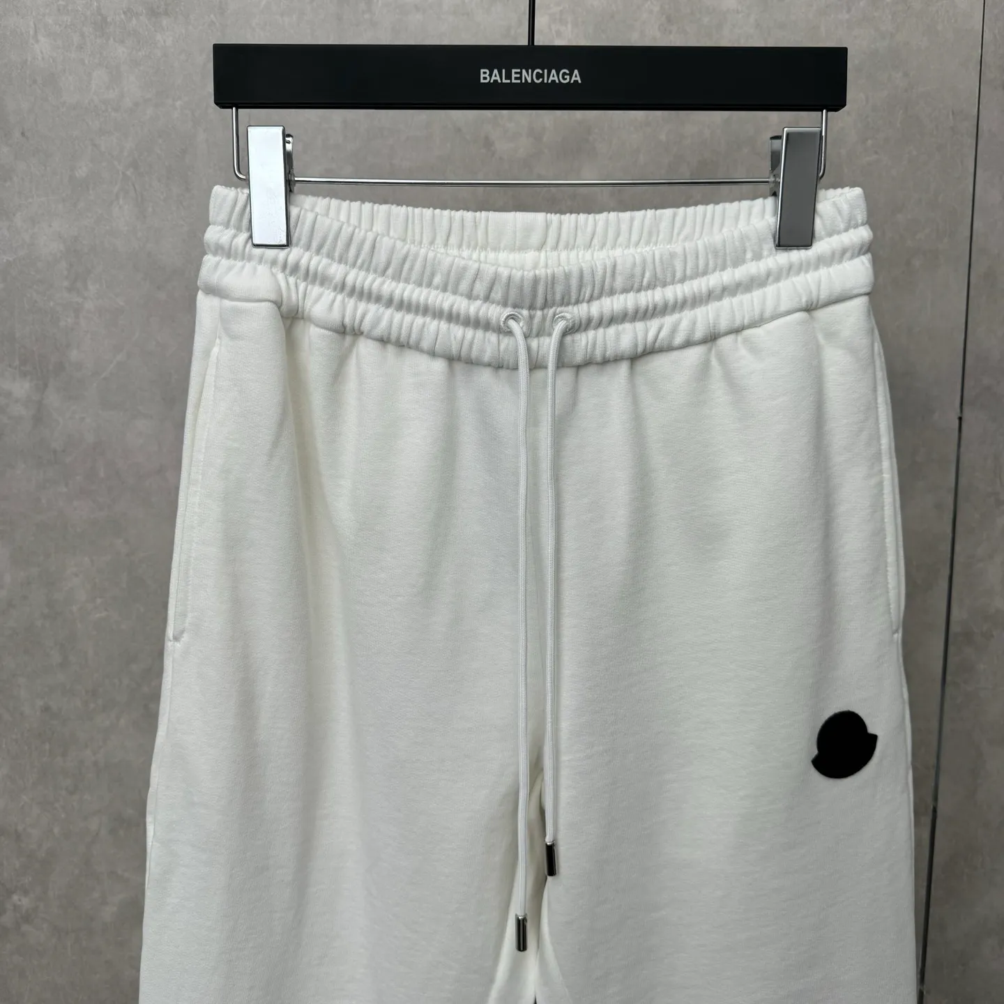 P490 Moncler 25 new sports suit casual pants SIZE S/M/L/XL This sports suit is made of 100% cotton fabric. The top is hooded and has a drawstring. It is decorated with mon's exclusive logo on the front chest. It has two large pockets and the pants have an elastic waist design. The whole set has a great matching effect. The upper body is very comfortable. It is great for sports and leisure. It is the same style for men and women. Highly recommended! Color: gray white