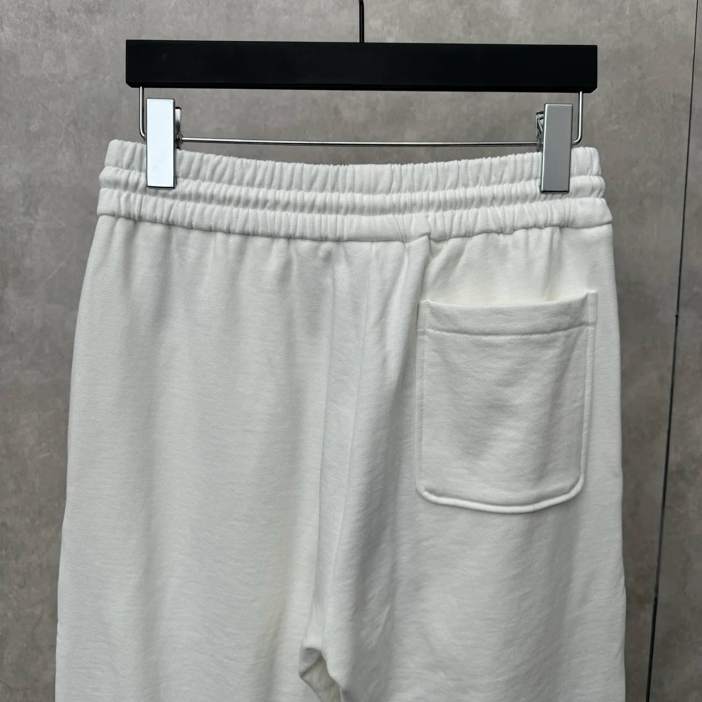 P490 Moncler 25 new sports suit casual pants SIZE S/M/L/XL This sports suit is made of 100% cotton fabric. The top is hooded and has a drawstring. It is decorated with mon's exclusive logo on the front chest. It has two large pockets and the pants have an elastic waist design. The whole set has a great matching effect. The upper body is very comfortable. It is great for sports and leisure. It is the same style for men and women. Highly recommended! Color: gray white