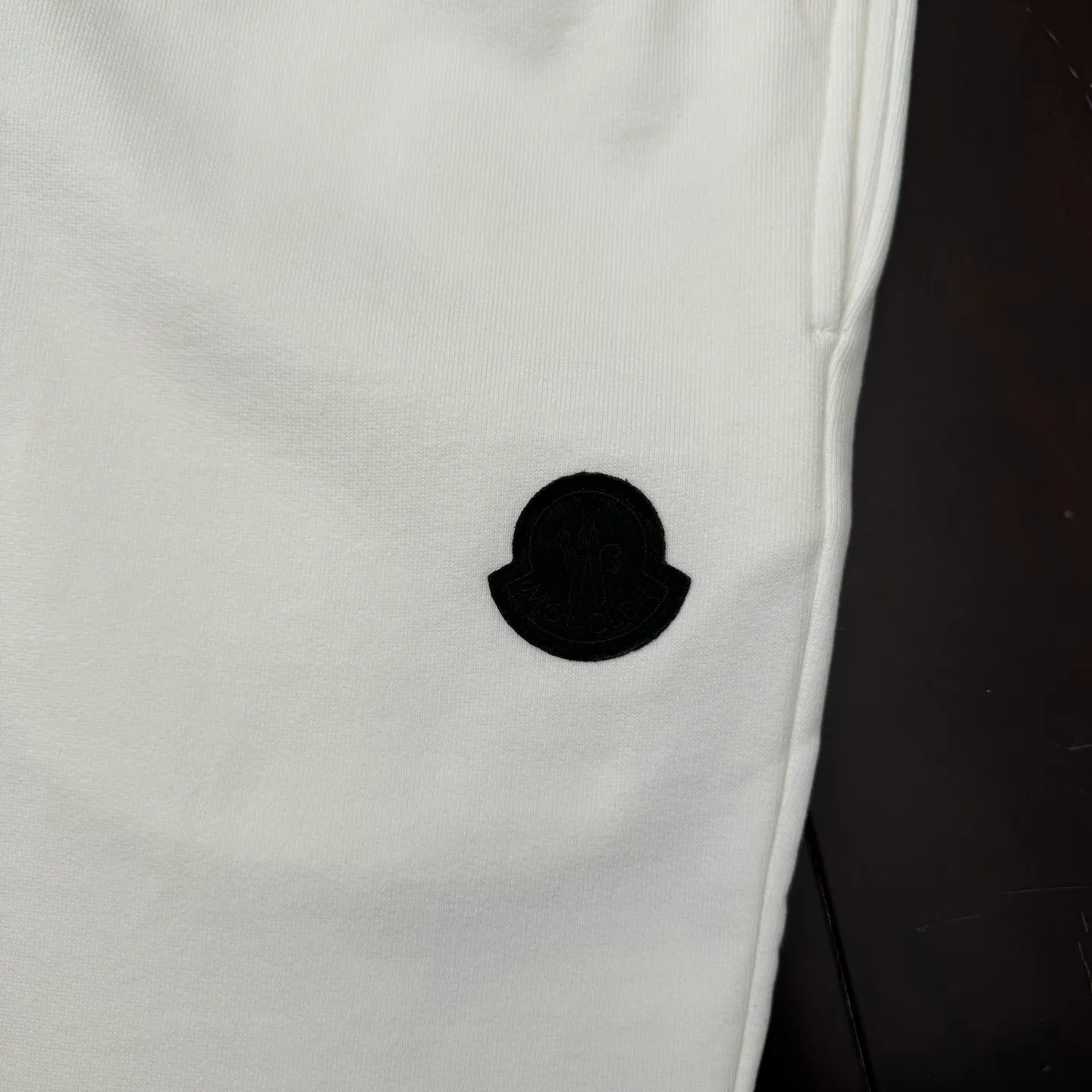 P490 Moncler 25 new sports suit casual pants SIZE S/M/L/XL This sports suit is made of 100% cotton fabric. The top is hooded and has a drawstring. It is decorated with mon's exclusive logo on the front chest. It has two large pockets and the pants have an elastic waist design. The whole set has a great matching effect. The upper body is very comfortable. It is great for sports and leisure. It is the same style for men and women. Highly recommended! Color: gray white