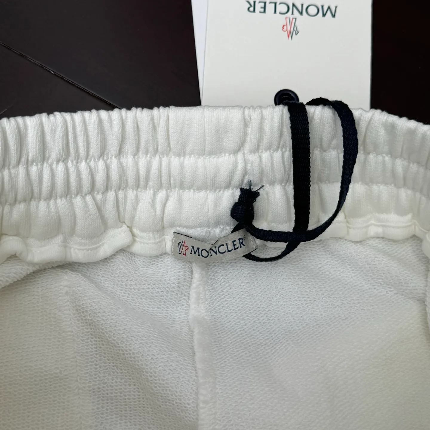 P490 Moncler 25 new sports suit casual pants SIZE S/M/L/XL This sports suit is made of 100% cotton fabric. The top is hooded and has a drawstring. It is decorated with mon's exclusive logo on the front chest. It has two large pockets and the pants have an elastic waist design. The whole set has a great matching effect. The upper body is very comfortable. It is great for sports and leisure. It is the same style for men and women. Highly recommended! Color: gray white