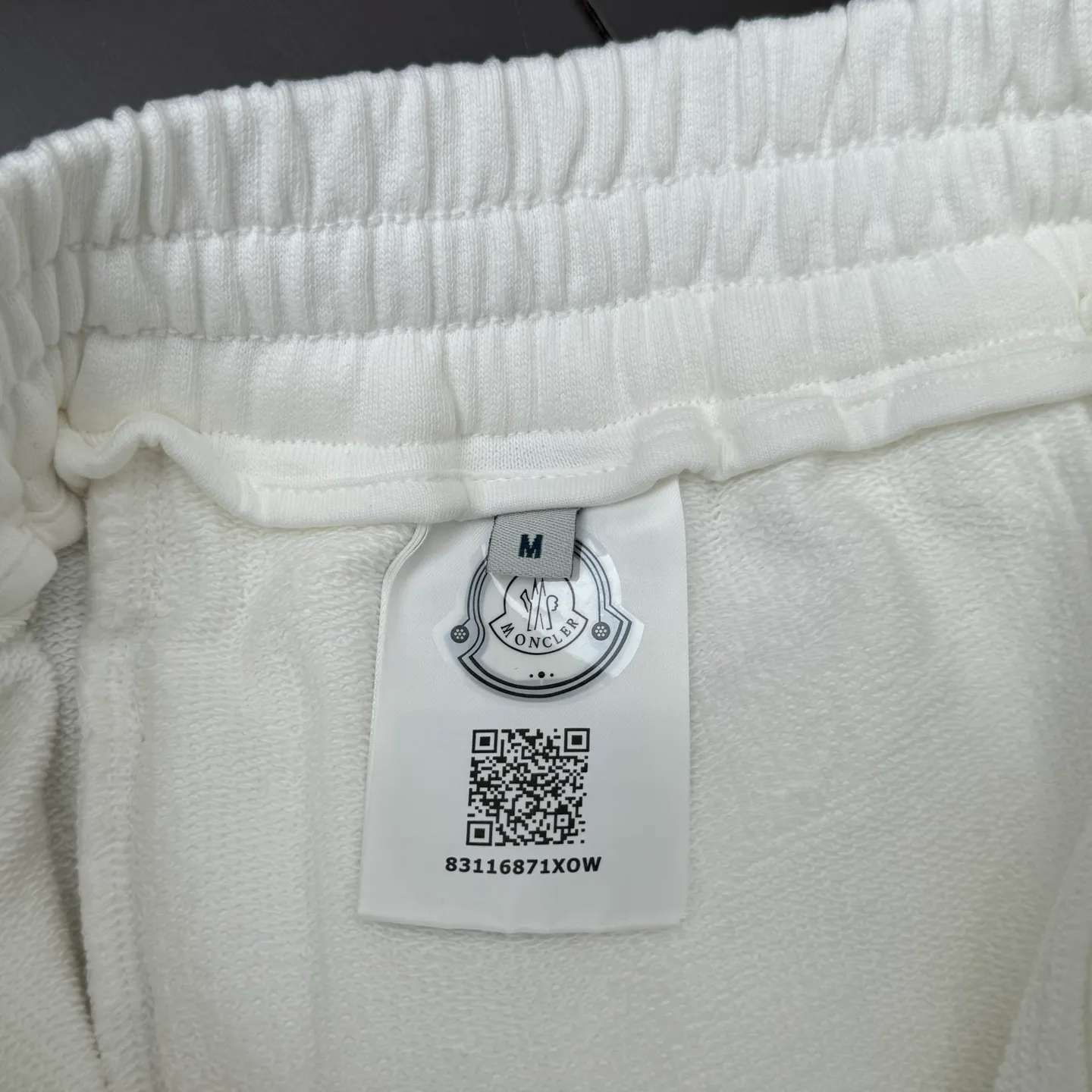 P490 Moncler 25 new sports suit casual pants SIZE S/M/L/XL This sports suit is made of 100% cotton fabric. The top is hooded and has a drawstring. It is decorated with mon's exclusive logo on the front chest. It has two large pockets and the pants have an elastic waist design. The whole set has a great matching effect. The upper body is very comfortable. It is great for sports and leisure. It is the same style for men and women. Highly recommended! Color: gray white