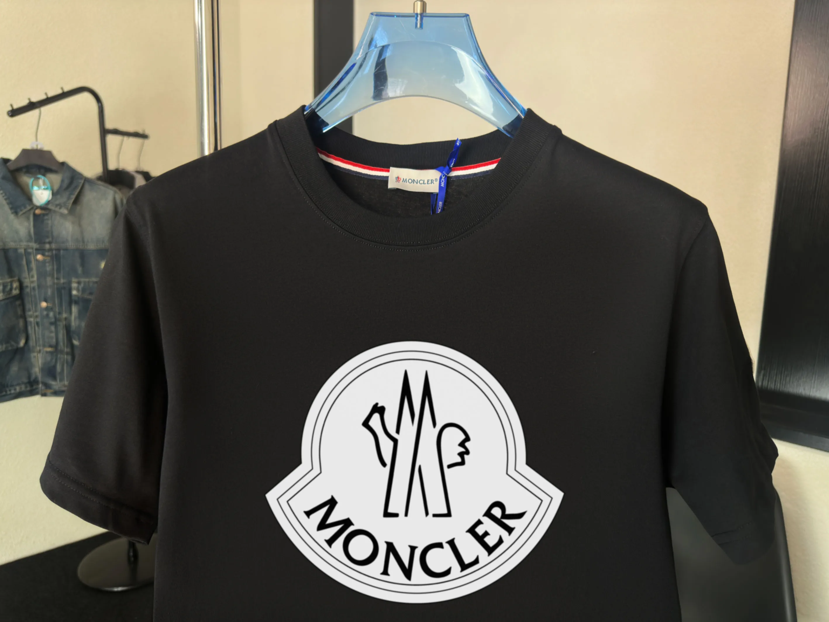 P140 💰Upgraded version "Mobile phone smart sensor ~ NFC chip armband ~ direct access to the official website for anti-counterfeiting" "Moncler ~ Mouth Mouth" 2025 new high-quality round neck short-sleeved T-shirt. The cuffs have imported embroidered labels. Customized dyeing, very comfortable to touch. Super versatile and good-looking short-sleeved. Complete with three labels. Non-market ordinary version. Feel free to compare. Quality is absolutely guaranteed! ‼ First of all, this original fabric is all custom-woven with 32-count double yarn fabric, 250G, and the weight is the same‼ Fine workmanship, double waistcoat method, double waistcoat method, double waistcoat method makes the whole dress more three-dimensional, which is not a craft that ordinary T-shirts can achieve🤪 Size: S-M-L-XL-2XL Color: black, white, apricot, same style for men and women