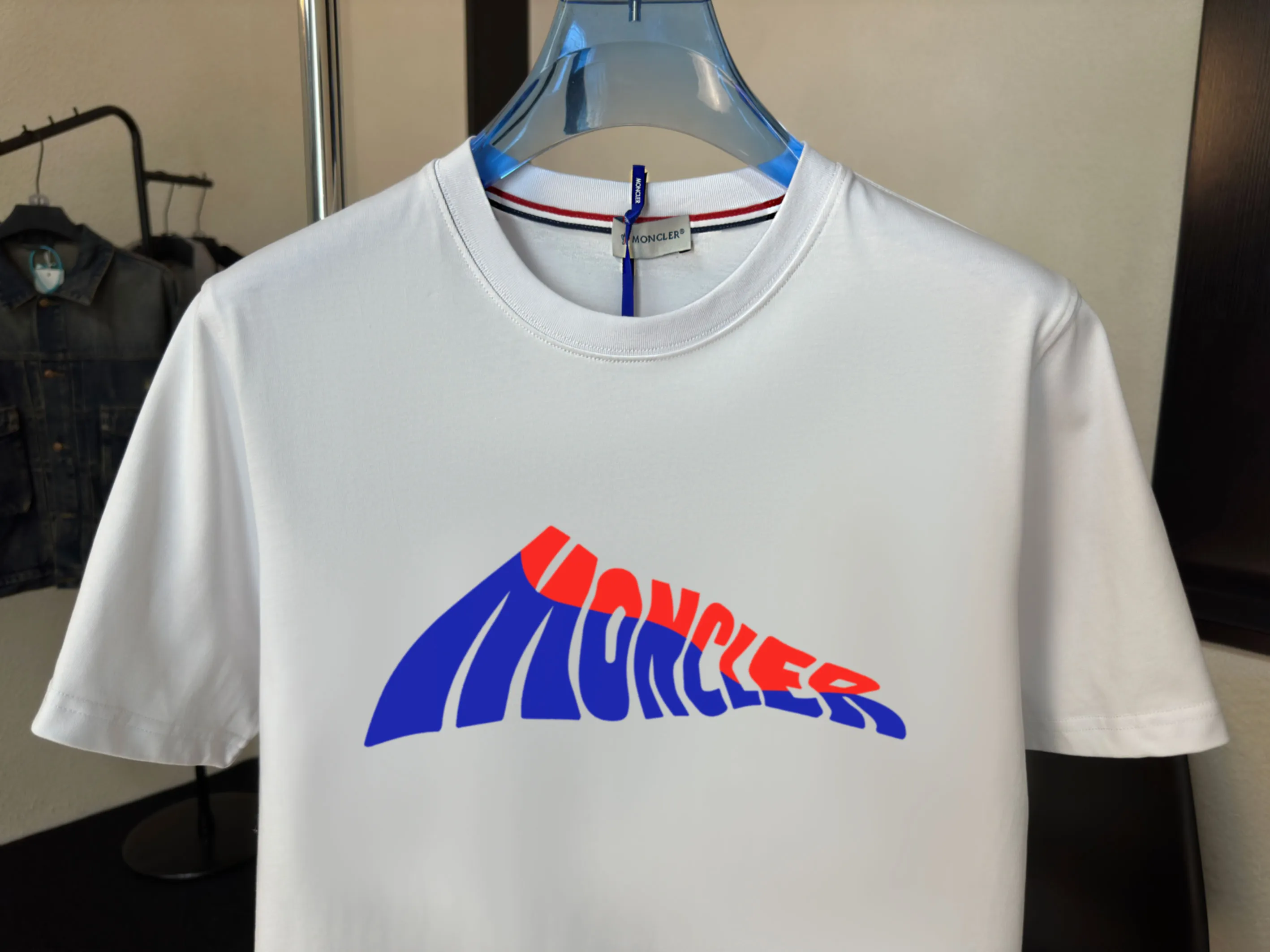 P140 Upgraded version "Mobile phone smart sensor ~ NFC chip armband ~ Direct access to the official website for anti-counterfeiting" "Moncler ~ Mouth Mouth" 2025 new high-quality round neck short-sleeved T-shirt. The cuffs have imported embroidered labels. Customized dyeing, very comfortable to touch. Super versatile and good-looking short-sleeved. Complete with three labels. Non-market ordinary version. Feel free to compare. Quality is absolutely guaranteed! ‼ First of all, this original fabric is all custom-woven with 32-count double yarn fabric, 250G, and the weight is the same‼ Fine workmanship, double waistcoat method, double waistcoat method, double waistcoat method makes the whole dress more three-dimensional, which is not a craft that ordinary T-shirts can achieve🤪 Size: S-M-L-XL-2XL Color: black, white, apricot, same style for men and women
