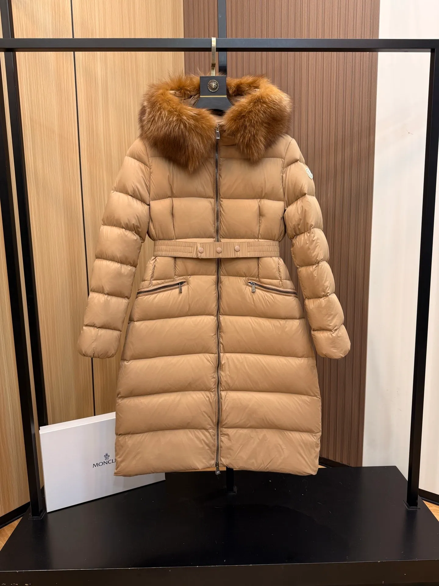 P1100 New Down ⬆️Moncler 2025 New Colors Boed Women's Long Down Jacket Jacket Boedic women's down jacket is made of longue saison fabric, embellished with fur trim, providing warm care. (⚠️Fox fur collar imported from Finland, of course the fur collar needs to be larger to look good) The Boed down jacket has a soft silhouette design and is equipped with a delicate belt to create a sophisticated and elegant winter look. Made of longue saison fabric with wool trim on the hood. Details •Made from longue saison fabric •Longue saison lining •Filled with down •Hood with removable fleece trim •Two-way zipper closure •Elasticated waistband with patented snap buttons •Zip closure lateral pockets with grosgrain piping •Adjustable elastic cuffs Size: 1-4 Women's