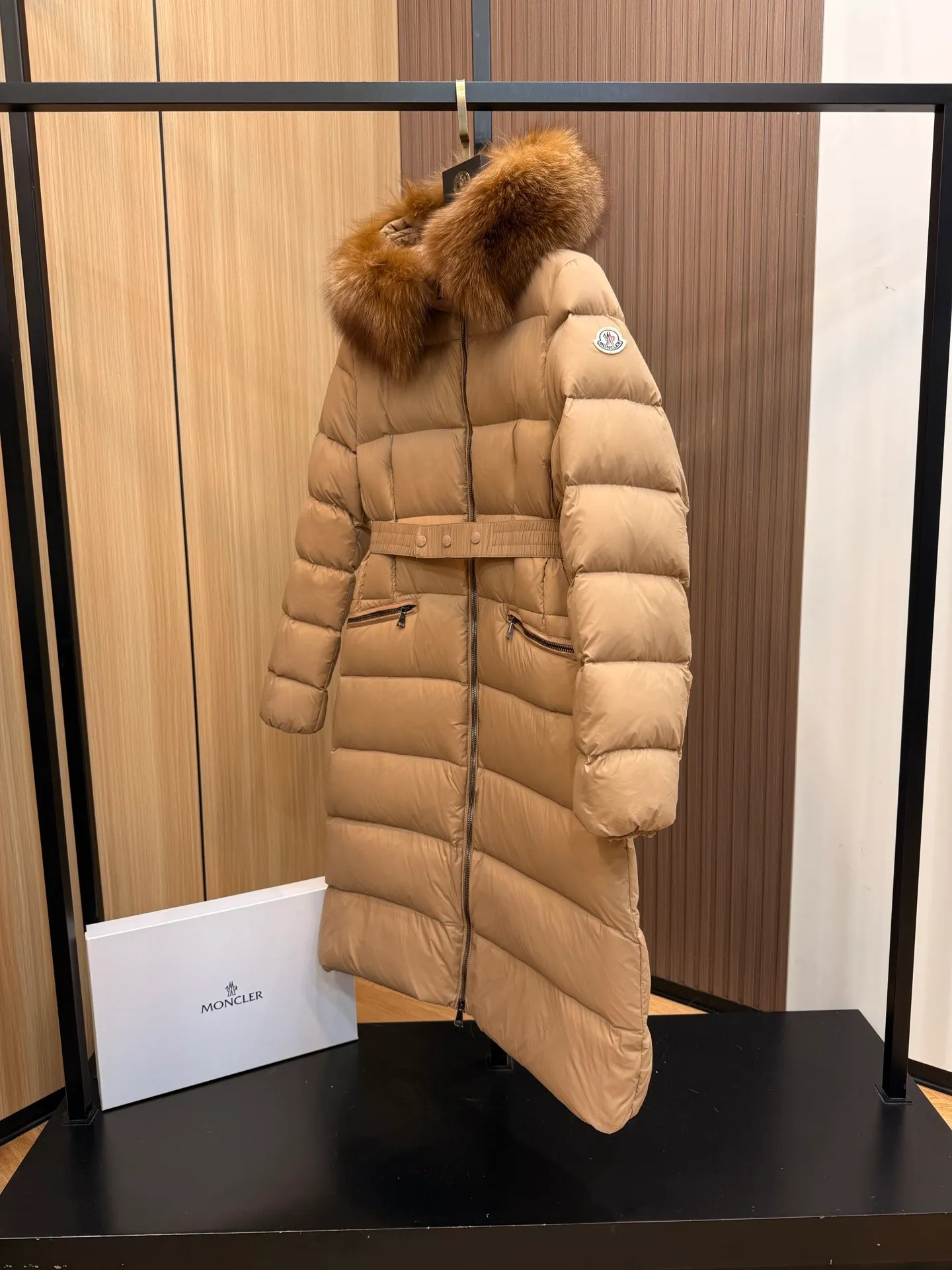 P1100 New Down ⬆️Moncler 2025 New Colors Boed Women's Long Down Jacket Jacket Boedic women's down jacket is made of longue saison fabric, embellished with fur trim, providing warm care. (⚠️Fox fur collar imported from Finland, of course the fur collar needs to be larger to look good) The Boed down jacket has a soft silhouette design and is equipped with a delicate belt to create a sophisticated and elegant winter look. Made of longue saison fabric with wool trim on the hood. Details •Made from longue saison fabric •Longue saison lining •Filled with down •Hood with removable fleece trim •Two-way zipper closure •Elasticated waistband with patented snap buttons •Zip closure lateral pockets with grosgrain piping •Adjustable elastic cuffs Size: 1-4 Women's