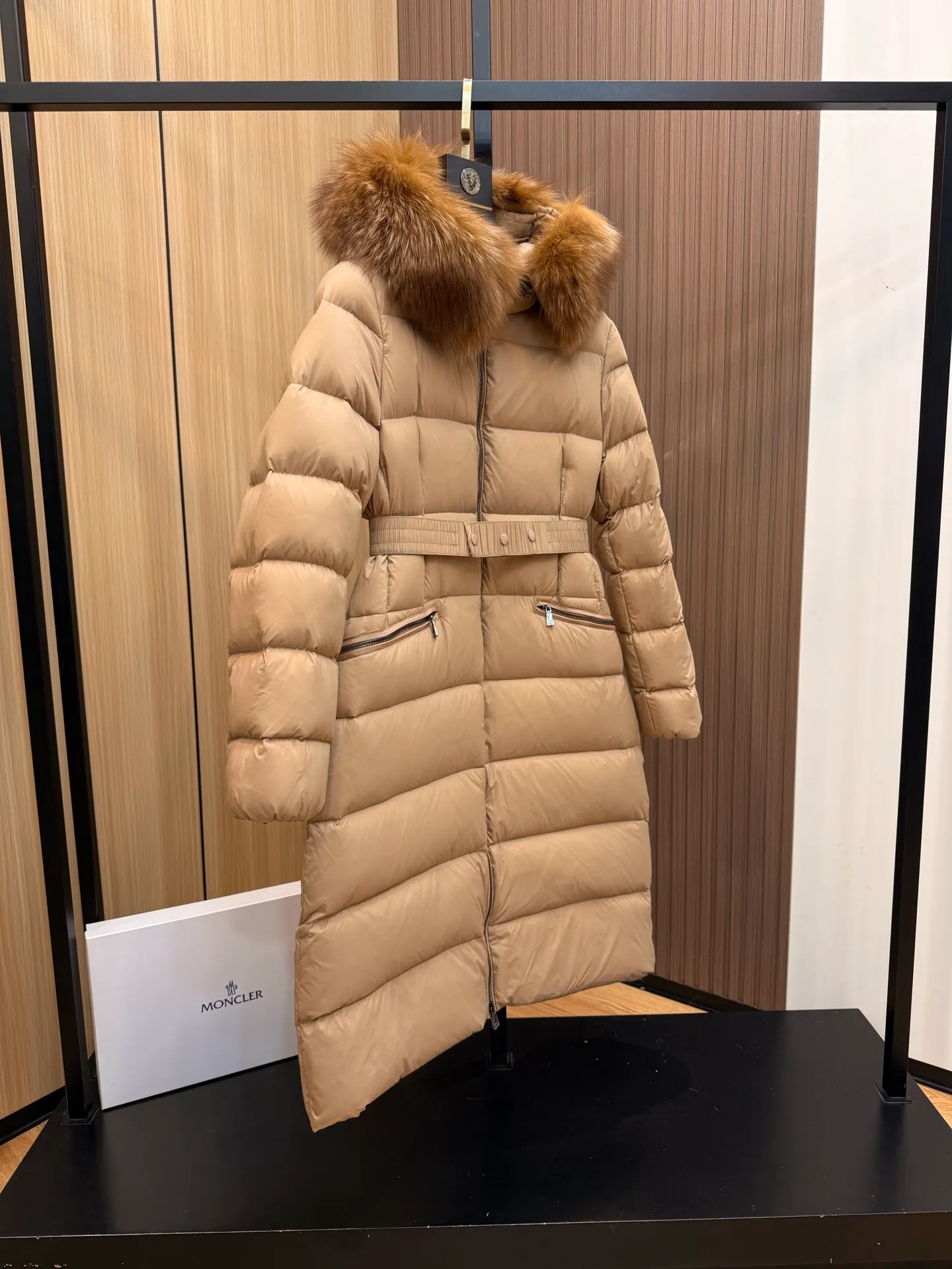 P1100 New Down ⬆️Moncler 2025 New Colors Boed Women's Long Down Jacket Jacket Boedic women's down jacket is made of longue saison fabric, embellished with fur trim, providing warm care. (⚠️Fox fur collar imported from Finland, of course the fur collar needs to be larger to look good) The Boed down jacket has a soft silhouette design and is equipped with a delicate belt to create a sophisticated and elegant winter look. Made of longue saison fabric with wool trim on the hood. Details •Made from longue saison fabric •Longue saison lining •Filled with down •Hood with removable fleece trim •Two-way zipper closure •Elasticated waistband with patented snap buttons •Zip closure lateral pockets with grosgrain piping •Adjustable elastic cuffs Size: 1-4 Women's