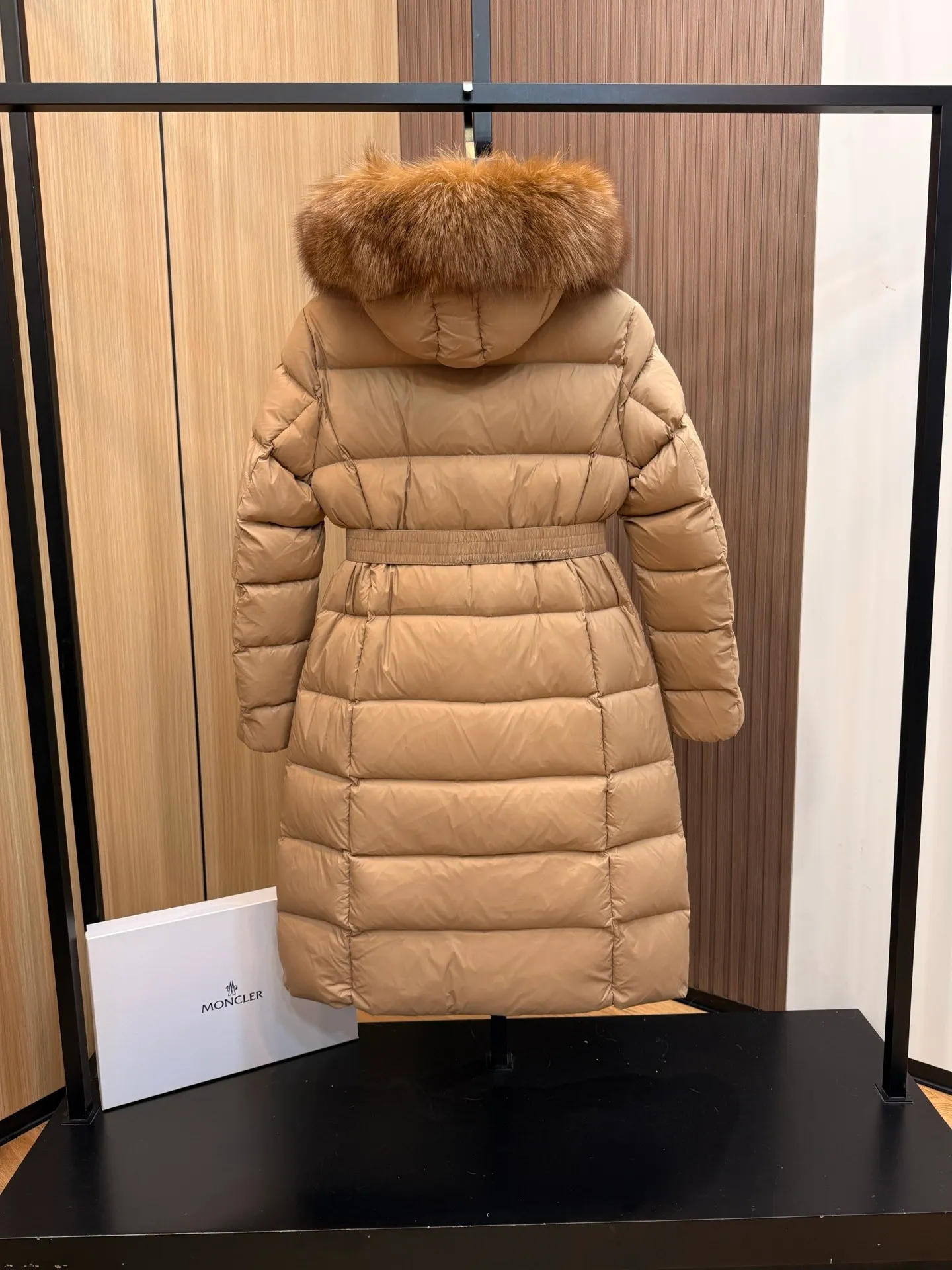 P1100 New Down ⬆️Moncler 2025 New Colors Boed Women's Long Down Jacket Jacket Boedic women's down jacket is made of longue saison fabric, embellished with fur trim, providing warm care. (⚠️Fox fur collar imported from Finland, of course the fur collar needs to be larger to look good) The Boed down jacket has a soft silhouette design and is equipped with a delicate belt to create a sophisticated and elegant winter look. Made of longue saison fabric with wool trim on the hood. Details •Made from longue saison fabric •Longue saison lining •Filled with down •Hood with removable fleece trim •Two-way zipper closure •Elasticated waistband with patented snap buttons •Zip closure lateral pockets with grosgrain piping •Adjustable elastic cuffs Size: 1-4 Women's