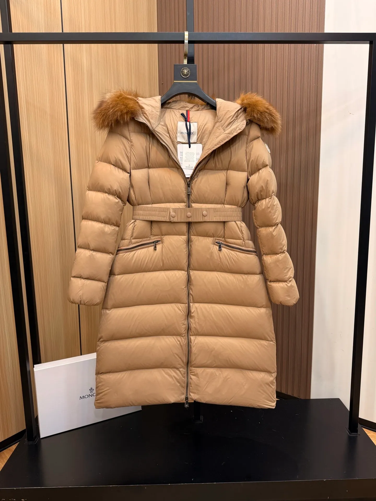 P1100 New Down ⬆️Moncler 2025 New Colors Boed Women's Long Down Jacket Jacket Boedic women's down jacket is made of longue saison fabric, embellished with fur trim, providing warm care. (⚠️Fox fur collar imported from Finland, of course the fur collar needs to be larger to look good) The Boed down jacket has a soft silhouette design and is equipped with a delicate belt to create a sophisticated and elegant winter look. Made of longue saison fabric with wool trim on the hood. Details •Made from longue saison fabric •Longue saison lining •Filled with down •Hood with removable fleece trim •Two-way zipper closure •Elasticated waistband with patented snap buttons •Zip closure lateral pockets with grosgrain piping •Adjustable elastic cuffs Size: 1-4 Women's