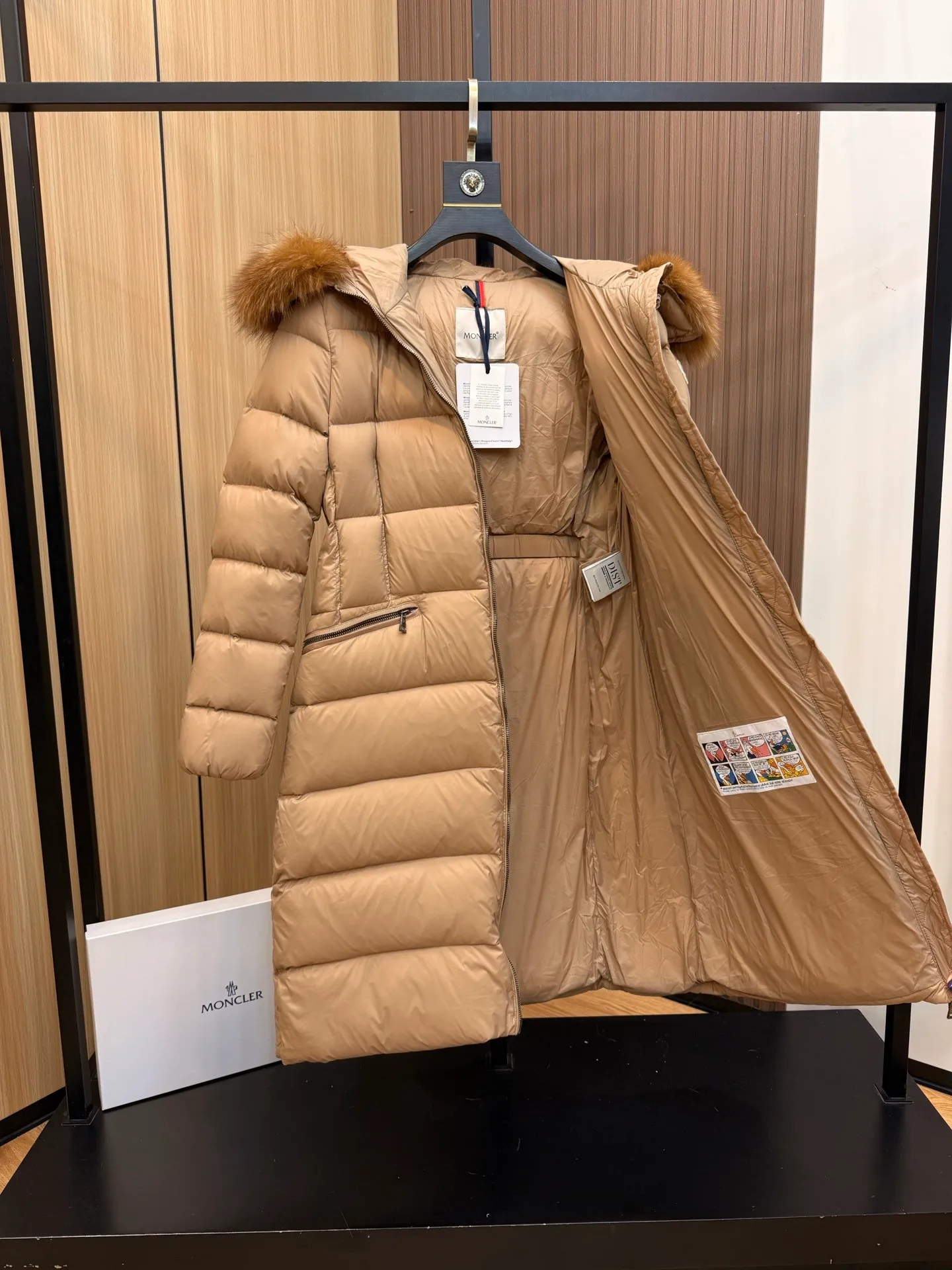 P1100 New Down ⬆️Moncler 2025 New Colors Boed Women's Long Down Jacket Jacket Boedic women's down jacket is made of longue saison fabric, embellished with fur trim, providing warm care. (⚠️Fox fur collar imported from Finland, of course the fur collar needs to be larger to look good) The Boed down jacket has a soft silhouette design and is equipped with a delicate belt to create a sophisticated and elegant winter look. Made of longue saison fabric with wool trim on the hood. Details •Made from longue saison fabric •Longue saison lining •Filled with down •Hood with removable fleece trim •Two-way zipper closure •Elasticated waistband with patented snap buttons •Zip closure lateral pockets with grosgrain piping •Adjustable elastic cuffs Size: 1-4 Women's