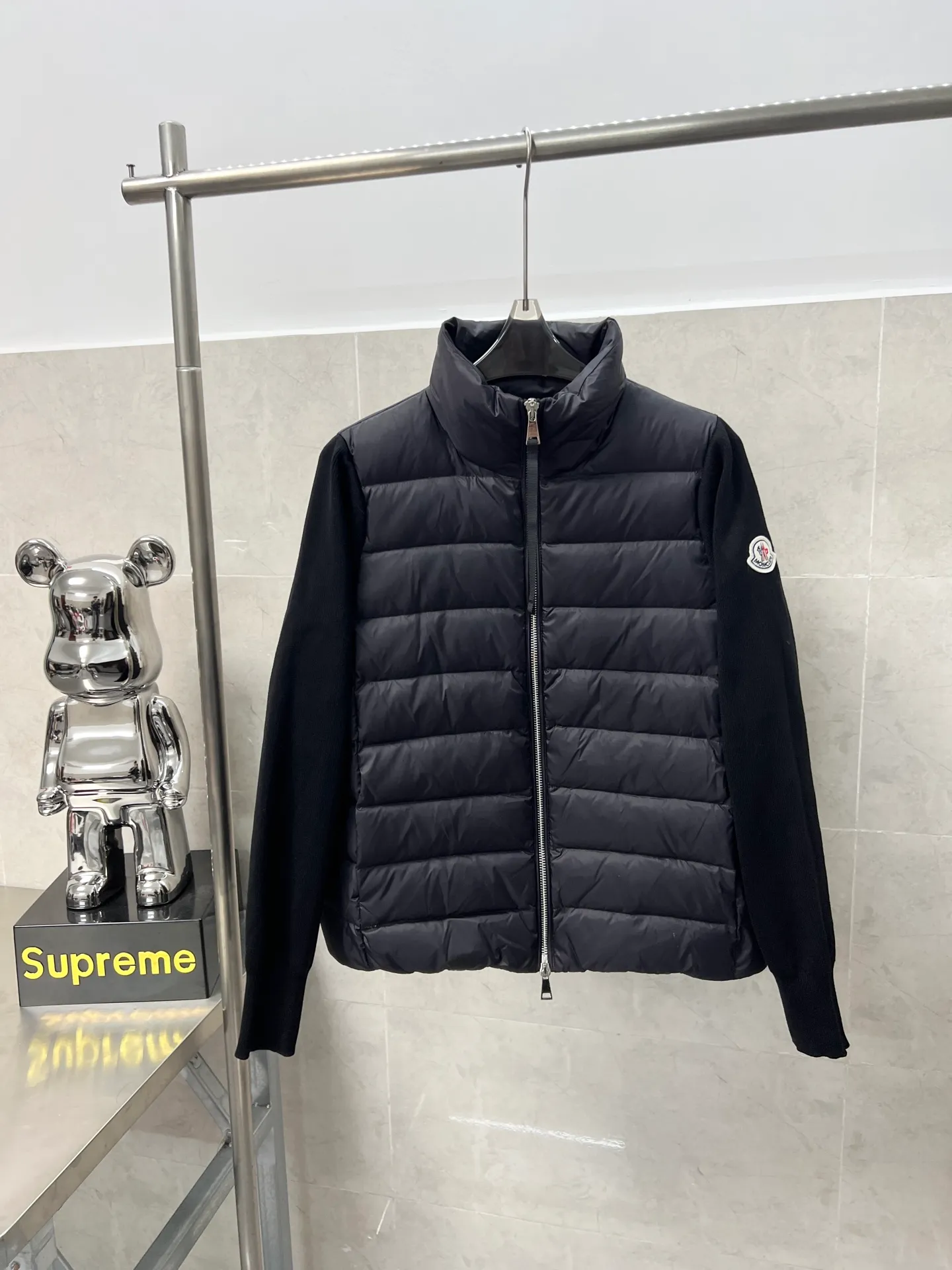 P660 Moncler Women's Mouth Knitted Stitching Stand Collar Thin Down Jacket A great inner wear item for winter!!! Several styles of sweaters and down are released at this time of year. In fact, sweaters and down are always in the basic style. They can be worn alone or layered to create a more layered look!!! The front is made of down, and the back and both sleeves are made of wool blended fabrics. The soft and delicate knitted feel is not irritating at all! This quality It feels great, the velvet is large, fine and stemless, and full of fluffiness! It has enough filling, and its thermal insulation performance is not to mention!!! It is windproof and warm, eliminating any possibility of velvet running. It feels silky and smooth, and the stiffness is also very good. This is the time to prepare a thin and light model! It will not look bloated at all, not to mention it is an evergreen model with a spliced design!!! Color: Black White Size: S M L