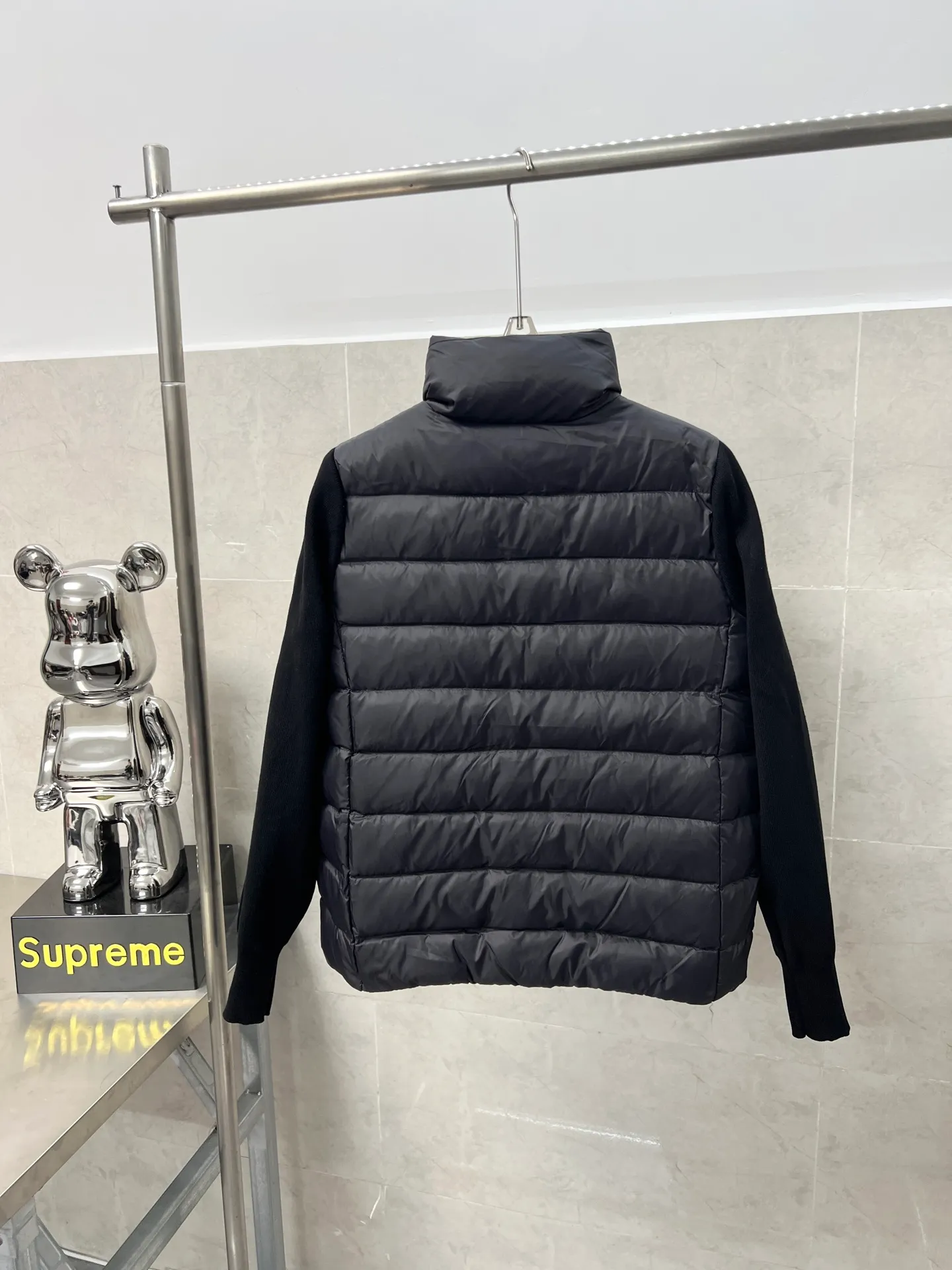 P660 Moncler Women's Mouth Knitted Stitching Stand Collar Thin Down Jacket A great inner wear item for winter!!! Several styles of sweaters and down are released at this time of year. In fact, sweaters and down are always in the basic style. They can be worn alone or layered to create a more layered look!!! The front is made of down, and the back and both sleeves are made of wool blended fabrics. The soft and delicate knitted feel is not irritating at all! This quality It feels great, the velvet is large, fine and stemless, and full of fluffiness! It has enough filling, and its thermal insulation performance is not to mention!!! It is windproof and warm, eliminating any possibility of velvet running. It feels silky and smooth, and the stiffness is also very good. This is the time to prepare a thin and light model! It will not look bloated at all, not to mention it is an evergreen model with a spliced design!!! Color: Black White Size: S M L