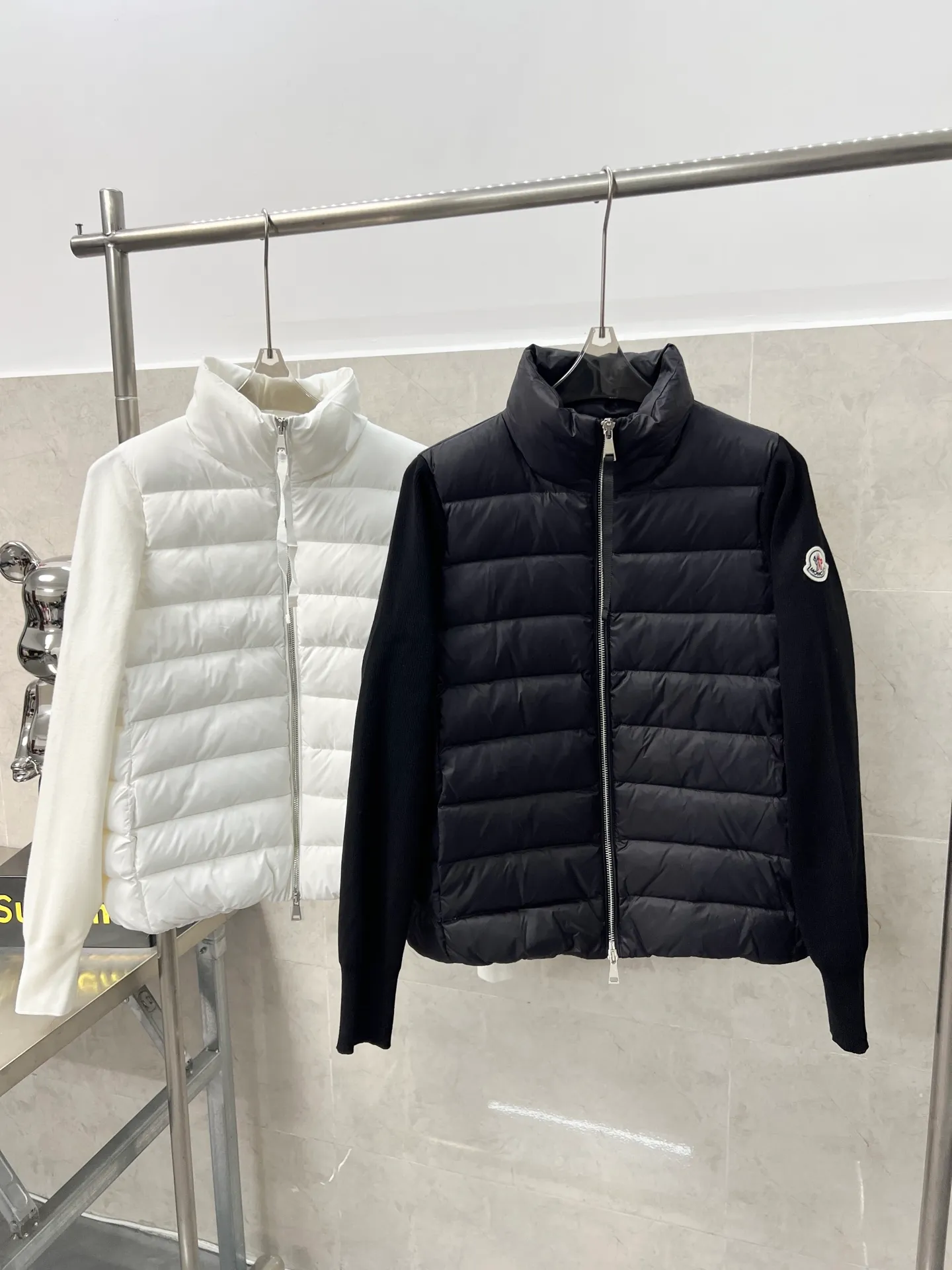 P660 Moncler Women's Mouth Knitted Stitching Stand Collar Thin Down Jacket A great inner wear item for winter!!! Several styles of sweaters and down are released at this time of year. In fact, sweaters and down are always in the basic style. They can be worn alone or layered to create a more layered look!!! The front is made of down, and the back and both sleeves are made of wool blended fabrics. The soft and delicate knitted feel is not irritating at all! This quality It feels great, the velvet is large, fine and stemless, and full of fluffiness! It has enough filling, and its thermal insulation performance is not to mention!!! It is windproof and warm, eliminating any possibility of velvet running. It feels silky and smooth, and the stiffness is also very good. This is the time to prepare a thin and light model! It will not look bloated at all, not to mention it is an evergreen model with a spliced design!!! Color: Black White Size: S M L