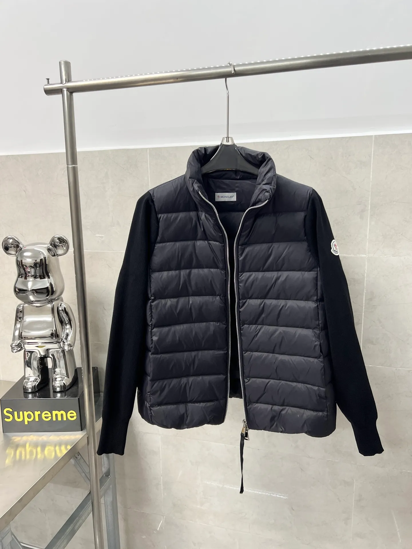 P660 Moncler Women's Mouth Knitted Stitching Stand Collar Thin Down Jacket A great inner wear item for winter!!! Several styles of sweaters and down are released at this time of year. In fact, sweaters and down are always in the basic style. They can be worn alone or layered to create a more layered look!!! The front is made of down, and the back and both sleeves are made of wool blended fabrics. The soft and delicate knitted feel is not irritating at all! This quality It feels great, the velvet is large, fine and stemless, and full of fluffiness! It has enough filling, and its thermal insulation performance is not to mention!!! It is windproof and warm, eliminating any possibility of velvet running. It feels silky and smooth, and the stiffness is also very good. This is the time to prepare a thin and light model! It will not look bloated at all, not to mention it is an evergreen model with a spliced design!!! Color: Black White Size: S M L