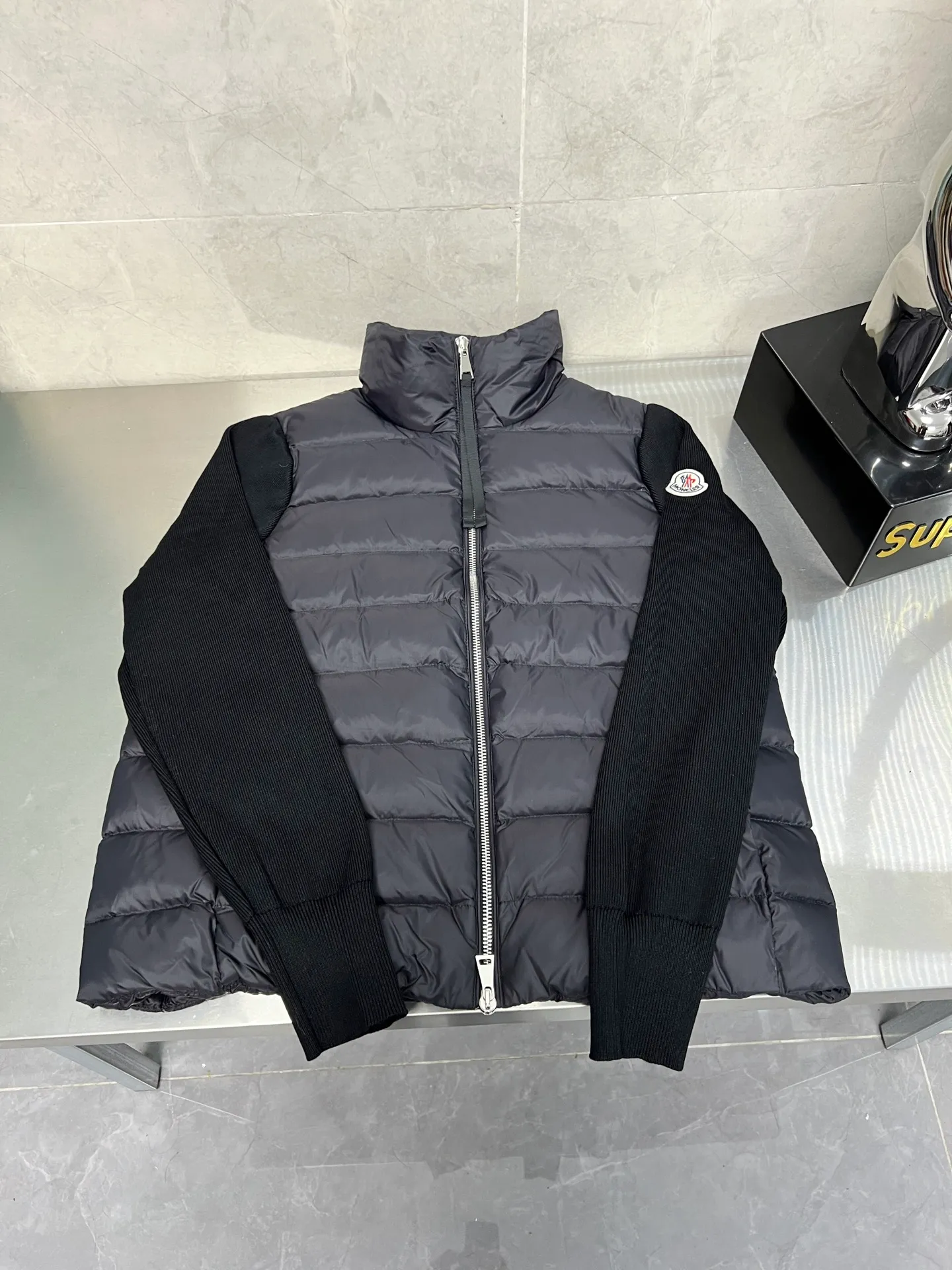 P660 Moncler Women's Mouth Knitted Stitching Stand Collar Thin Down Jacket A great inner wear item for winter!!! Several styles of sweaters and down are released at this time of year. In fact, sweaters and down are always in the basic style. They can be worn alone or layered to create a more layered look!!! The front is made of down, and the back and both sleeves are made of wool blended fabrics. The soft and delicate knitted feel is not irritating at all! This quality It feels great, the velvet is large, fine and stemless, and full of fluffiness! It has enough filling, and its thermal insulation performance is not to mention!!! It is windproof and warm, eliminating any possibility of velvet running. It feels silky and smooth, and the stiffness is also very good. This is the time to prepare a thin and light model! It will not look bloated at all, not to mention it is an evergreen model with a spliced design!!! Color: Black White Size: S M L