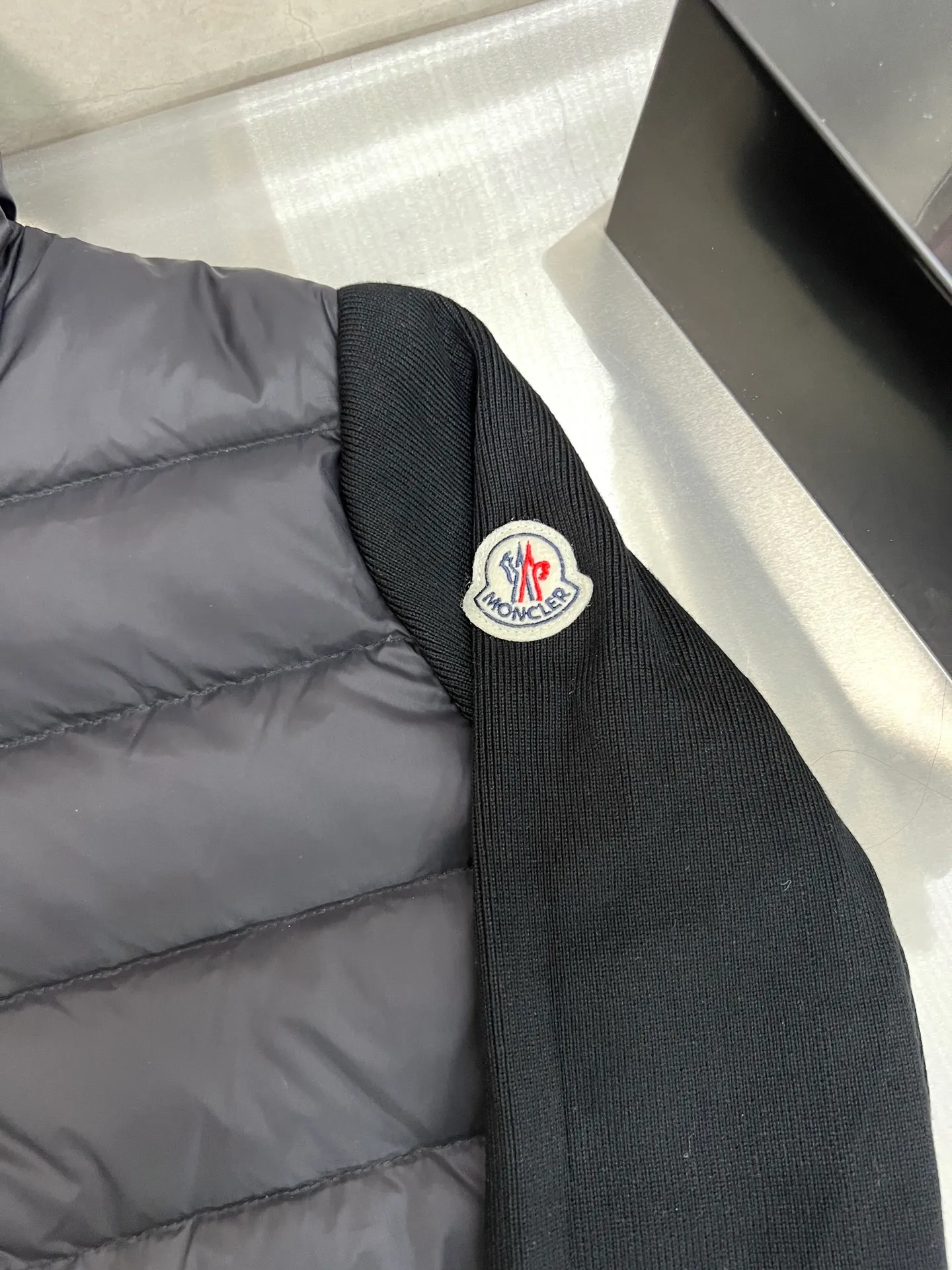 P660 Moncler Women's Mouth Knitted Stitching Stand Collar Thin Down Jacket A great inner wear item for winter!!! Several styles of sweaters and down are released at this time of year. In fact, sweaters and down are always in the basic style. They can be worn alone or layered to create a more layered look!!! The front is made of down, and the back and both sleeves are made of wool blended fabrics. The soft and delicate knitted feel is not irritating at all! This quality It feels great, the velvet is large, fine and stemless, and full of fluffiness! It has enough filling, and its thermal insulation performance is not to mention!!! It is windproof and warm, eliminating any possibility of velvet running. It feels silky and smooth, and the stiffness is also very good. This is the time to prepare a thin and light model! It will not look bloated at all, not to mention it is an evergreen model with a spliced design!!! Color: Black White Size: S M L