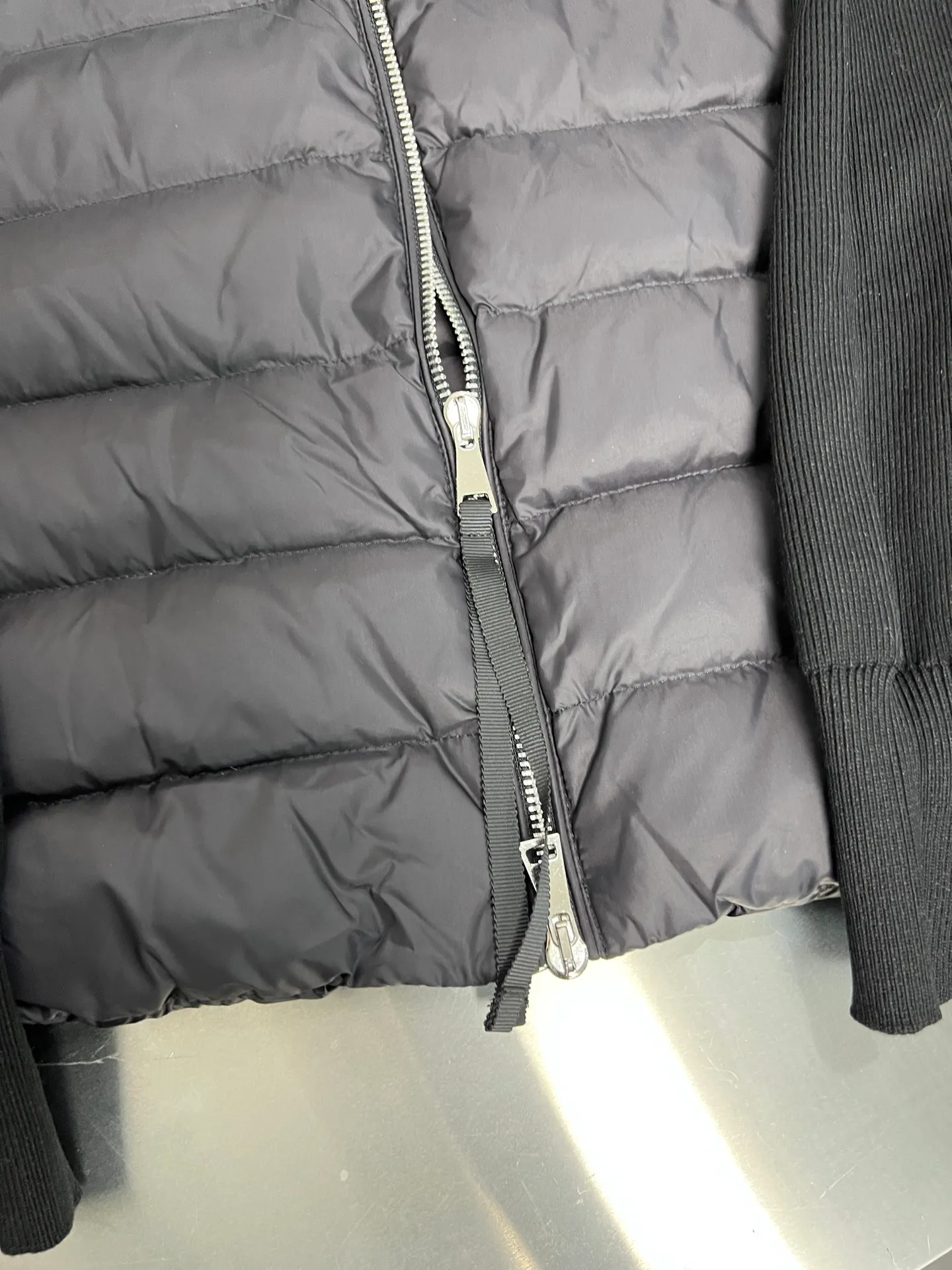 P660 Moncler Women's Mouth Knitted Stitching Stand Collar Thin Down Jacket A great inner wear item for winter!!! Several styles of sweaters and down are released at this time of year. In fact, sweaters and down are always in the basic style. They can be worn alone or layered to create a more layered look!!! The front is made of down, and the back and both sleeves are made of wool blended fabrics. The soft and delicate knitted feel is not irritating at all! This quality It feels great, the velvet is large, fine and stemless, and full of fluffiness! It has enough filling, and its thermal insulation performance is not to mention!!! It is windproof and warm, eliminating any possibility of velvet running. It feels silky and smooth, and the stiffness is also very good. This is the time to prepare a thin and light model! It will not look bloated at all, not to mention it is an evergreen model with a spliced design!!! Color: Black White Size: S M L