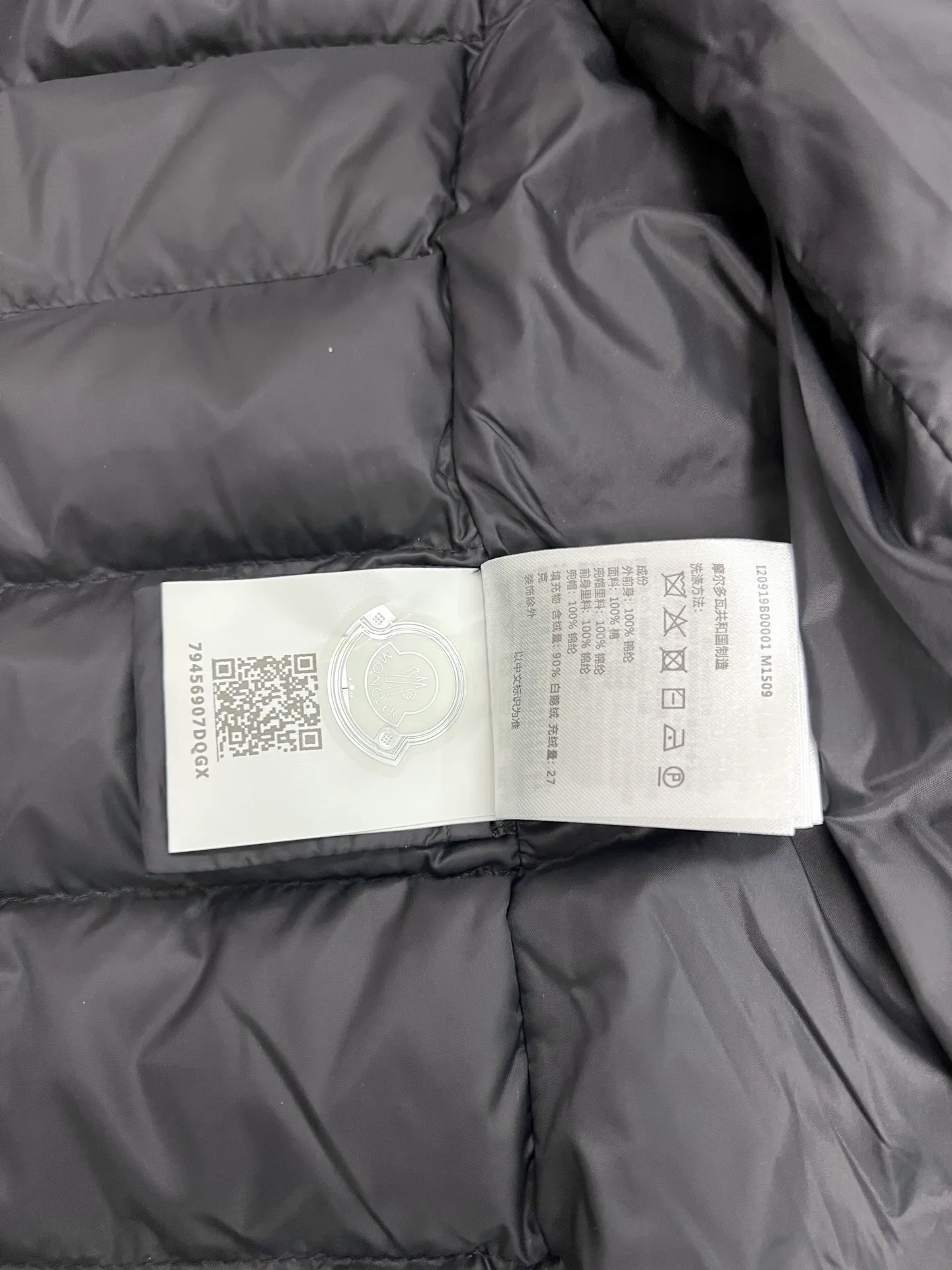 P660 Moncler Women's Mouth Knitted Stitching Stand Collar Thin Down Jacket A great inner wear item for winter!!! Several styles of sweaters and down are released at this time of year. In fact, sweaters and down are always in the basic style. They can be worn alone or layered to create a more layered look!!! The front is made of down, and the back and both sleeves are made of wool blended fabrics. The soft and delicate knitted feel is not irritating at all! This quality It feels great, the velvet is large, fine and stemless, and full of fluffiness! It has enough filling, and its thermal insulation performance is not to mention!!! It is windproof and warm, eliminating any possibility of velvet running. It feels silky and smooth, and the stiffness is also very good. This is the time to prepare a thin and light model! It will not look bloated at all, not to mention it is an evergreen model with a spliced design!!! Color: Black White Size: S M L