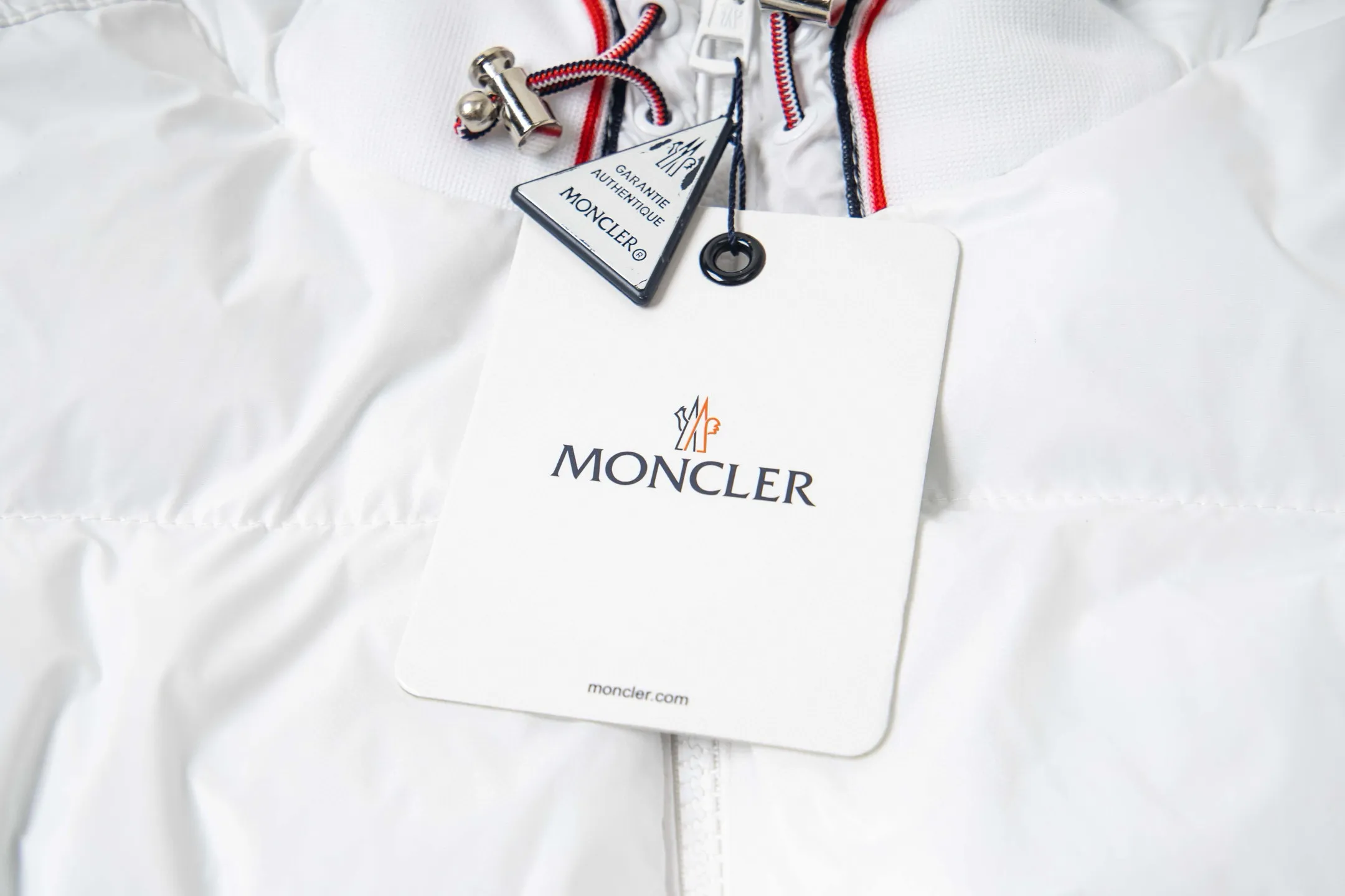 P390 Moncler｜Moncler Matte Classic Cotton Jacket Top Original Size: M-2XL Description: Influenced by the iconic outerwear of the 1980s, the Maya jacket re-examines the look of the Moncler archives with modern style and cutting-edge elements. This is the brand's professional achievement in ski equipment. Whether in terms of sport or style, this high-performance and positive-spirited jacket has all the elements a competitive athlete needs to claim the title. Make an original product with care, so that every customer has the confidence to introduce it to his customers: This is the top replica version in China