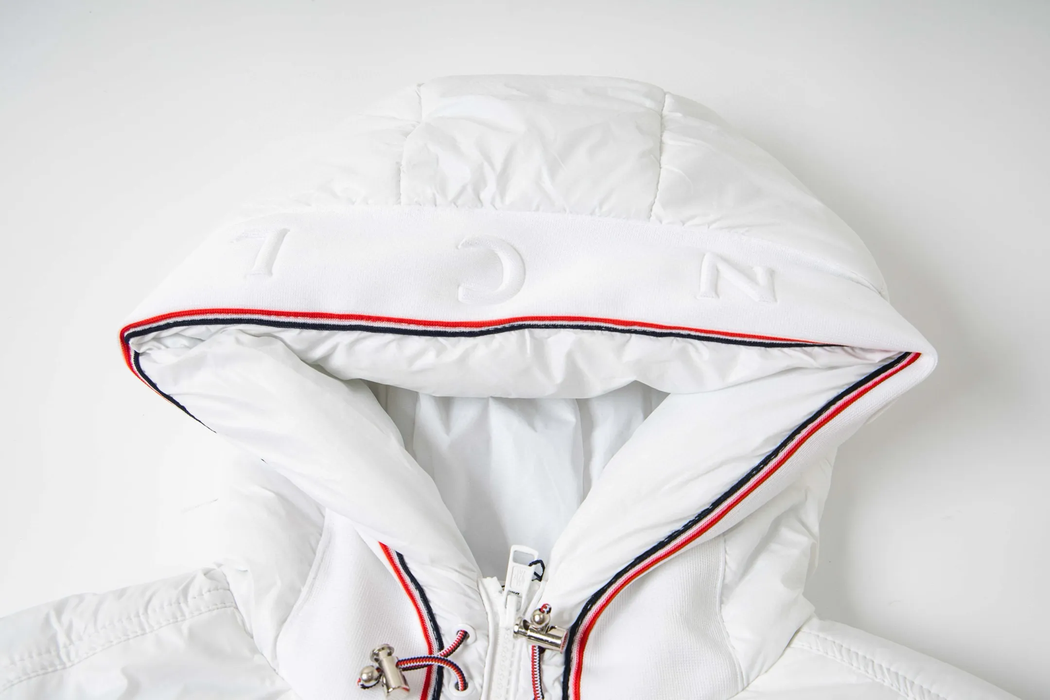 P390 Moncler｜Moncler Matte Classic Cotton Jacket Top Original Size: M-2XL Description: Influenced by the iconic outerwear of the 1980s, the Maya jacket re-examines the look of the Moncler archives with modern style and cutting-edge elements. This is the brand's professional achievement in ski equipment. Whether in terms of sport or style, this high-performance and positive-spirited jacket has all the elements a competitive athlete needs to claim the title. Make an original product with care, so that every customer has the confidence to introduce it to his customers: This is the top replica version in China