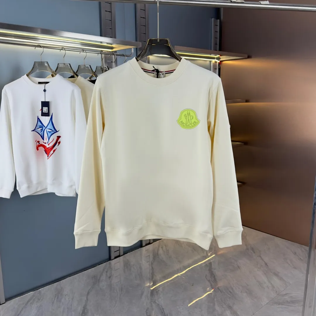 P210 High-version sweatshirt) [Long-term stock] 〖𝐌𝐎𝐍𝐂𝐋𝐄𝐑~Mask〗 Made of 440g heavy-weight fabric. It is different from the market currency. It can be matched with any variety and is properly handsome. 😎The whole dress is made of double waistcoats. The double waistcoats make the whole dress more three-dimensional. Not ordinary factories can do such fine work. 2025 Spring runway version of the T stage, on sale at the counter, round neck terry sweatshirt, high-end double-strand pure cotton, custom-made stretch ribs, dyed in the same vat, complete with three standards, matched with exquisite embroidered LOGO on the chest, simple and advanced, same style for men and women. Color: black, apricot, white, size: S M L XL 2XL