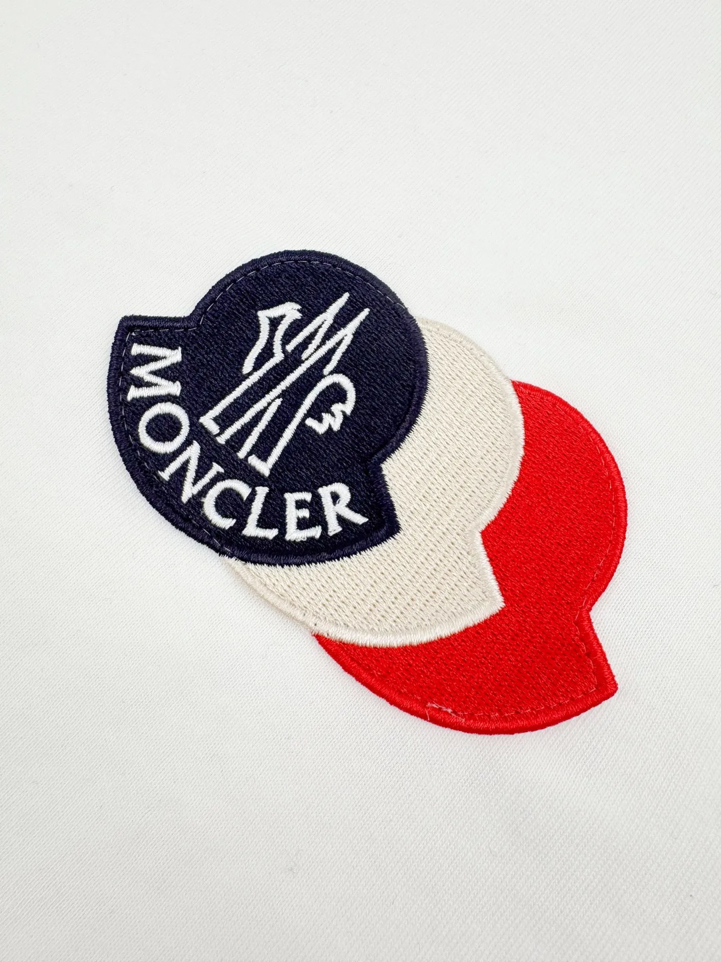 P160 Moncler patch logo short sleeves. Customized Yunrou plain cotton. It feels delicate and comfortable against the skin. A touch of simple white. Pure and elegant. The iconic three-color design badge is embellished on the chest to interpret the visual grammar of modern luxury. The Moncler embroidered logo on the side highlights the brand style. Making the logo become part of the identity is the ultimate pursuit of luxury goods. Process 1: Using imported machine embroidery technology, using advanced computer control systems and precision mechanical components to realize Moncler embroidery logo embroidery operations. High precision, smooth and delicate lines. Process 2: The fabrics are washed and have a better hand feel. Not easy to deform, not easy to shrink, not easy to fade, and maintain long-term beauty. Version: Loose version. Size: S M L XLxxl