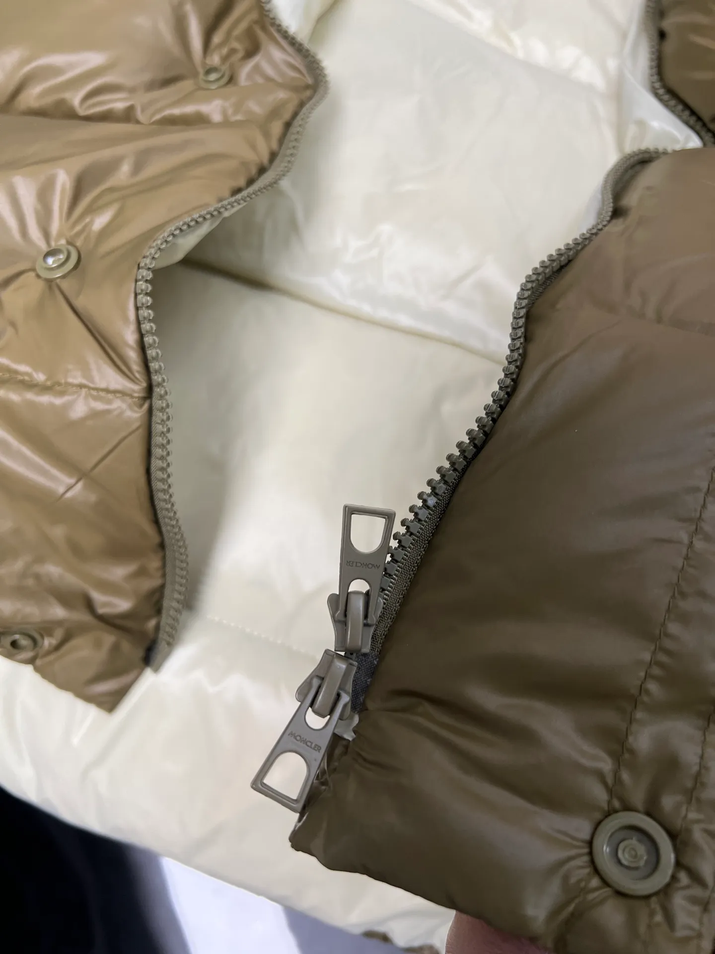 P940 Premium 90 velvet Moncler Triti (the fabric has been upgraded and revised again) men's short down, gooseneck down filling. Extremely full and lightweight. Triti men's short down is made of neat fabrics with a bold glossy surface. Made of functional shiny nylon fabric, it is comfortable and warm without being heavy. Chenille logo patch highlights brand essence Size: 12345
