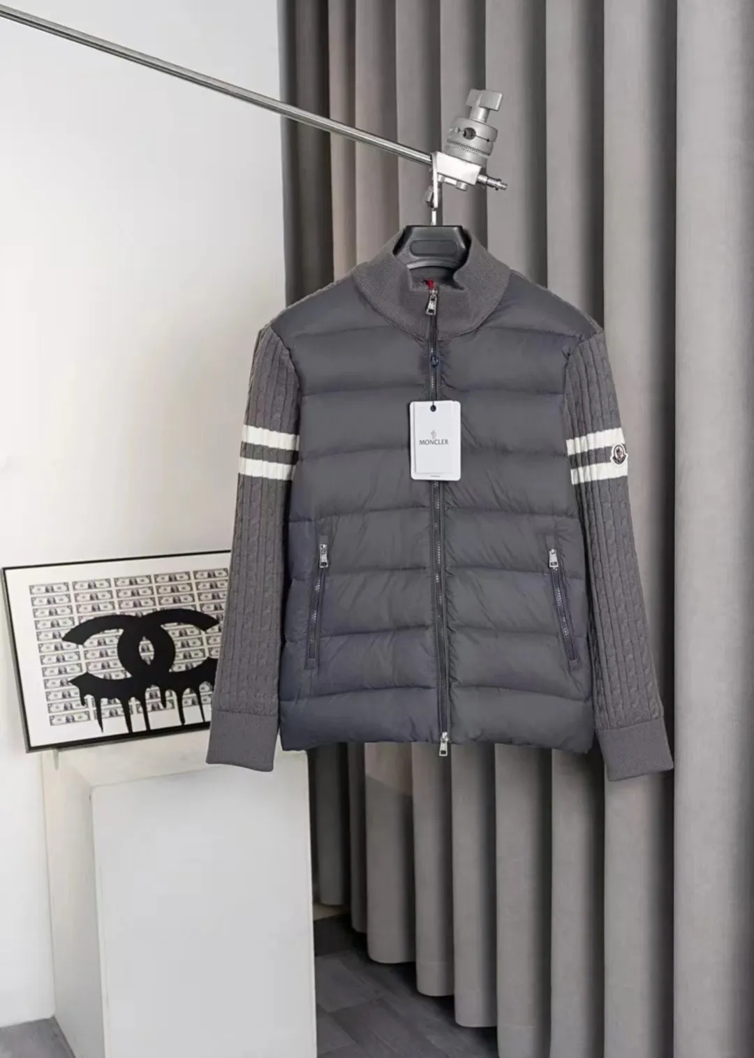 P430 MONCLER muffled armband knitted down jacket Made of 460g terry fabric with clear lines. Original order customization 1:1 with smooth and delicate lines. Better texture. Not easy to deform, not easy to shrink, not easy to fade. Maintains long-lasting beauty. Color Black Gray Size S-XL