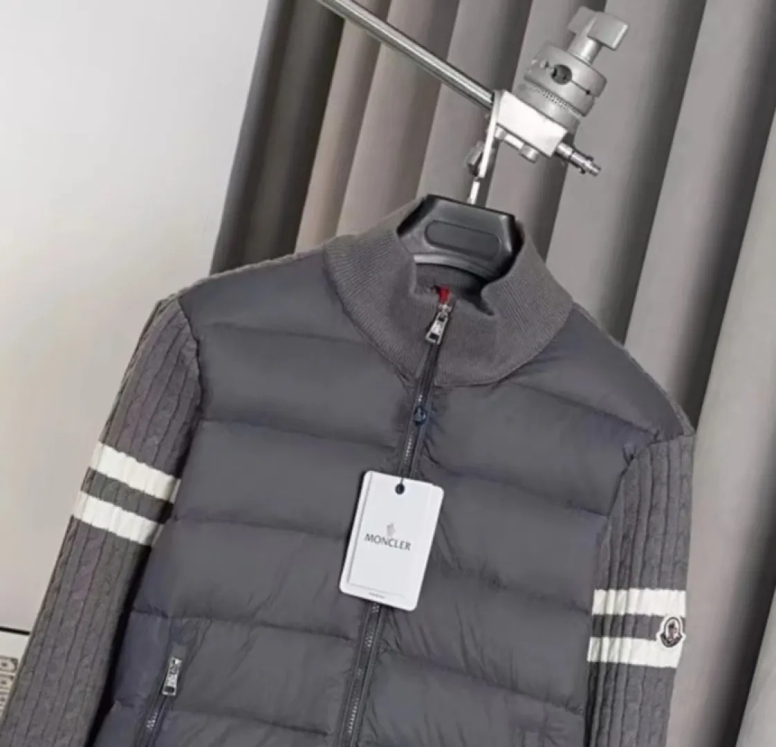 P430 MONCLER muffled armband knitted down jacket Made of 460g terry fabric with clear lines. Original order customization 1:1 with smooth and delicate lines. Better texture. Not easy to deform, not easy to shrink, not easy to fade. Maintains long-lasting beauty. Color Black Gray Size S-XL