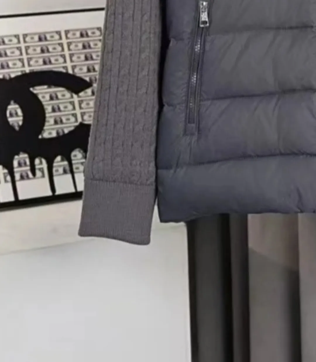 P430 MONCLER muffled armband knitted down jacket Made of 460g terry fabric with clear lines. Original order customization 1:1 with smooth and delicate lines. Better texture. Not easy to deform, not easy to shrink, not easy to fade. Maintains long-lasting beauty. Color Black Gray Size S-XL