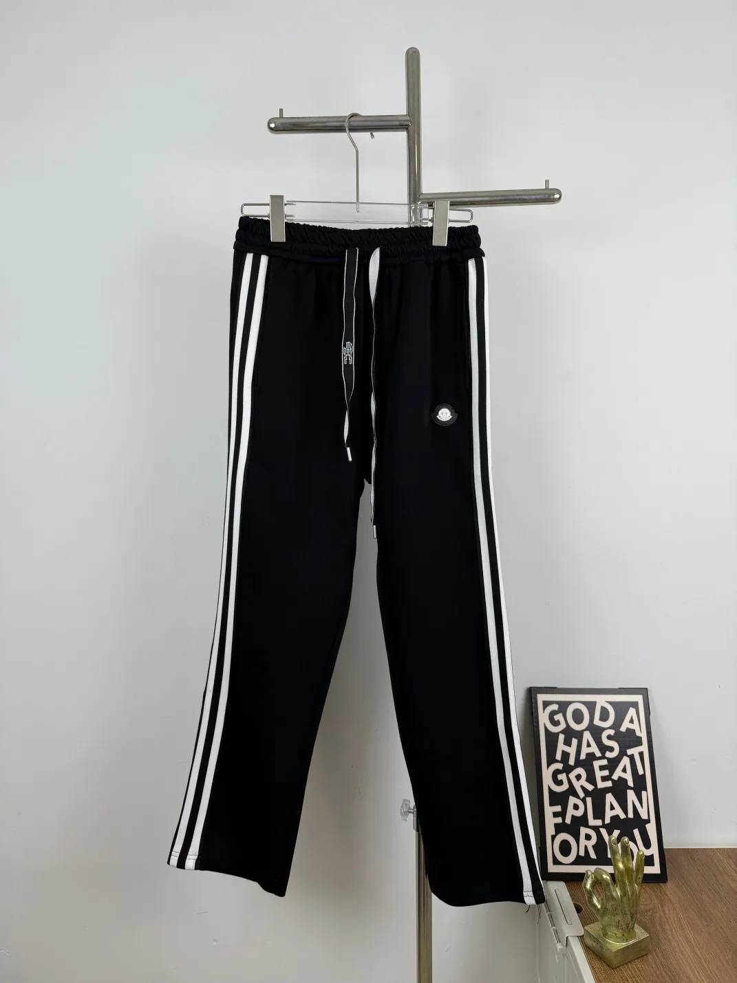 P210 Style No. C133 New style hooded iron mark striped drawstring webbing straight-leg sweatpants MONCLER official website ZP synchronous new style sweatpants. The fabric is made of 450g heavyweight double-ply double yarn composite fabric. Classic hooded iron mark ➕ printed webbing technology. The sides are two-color classic pure cotton webbing. Elastic drawstring waist design is full of flexibility. The inner hemming and stripping workmanship is high and the details are perfect. The fit is loose. It is made with conscience and can withstand high temperatures. It will not fall off. It can be machine washed. Factory-made workmanship, the bag strips are neatly arranged with double needles, a popular Internet celebrity model, very popular Color: Black Size: S M L XL