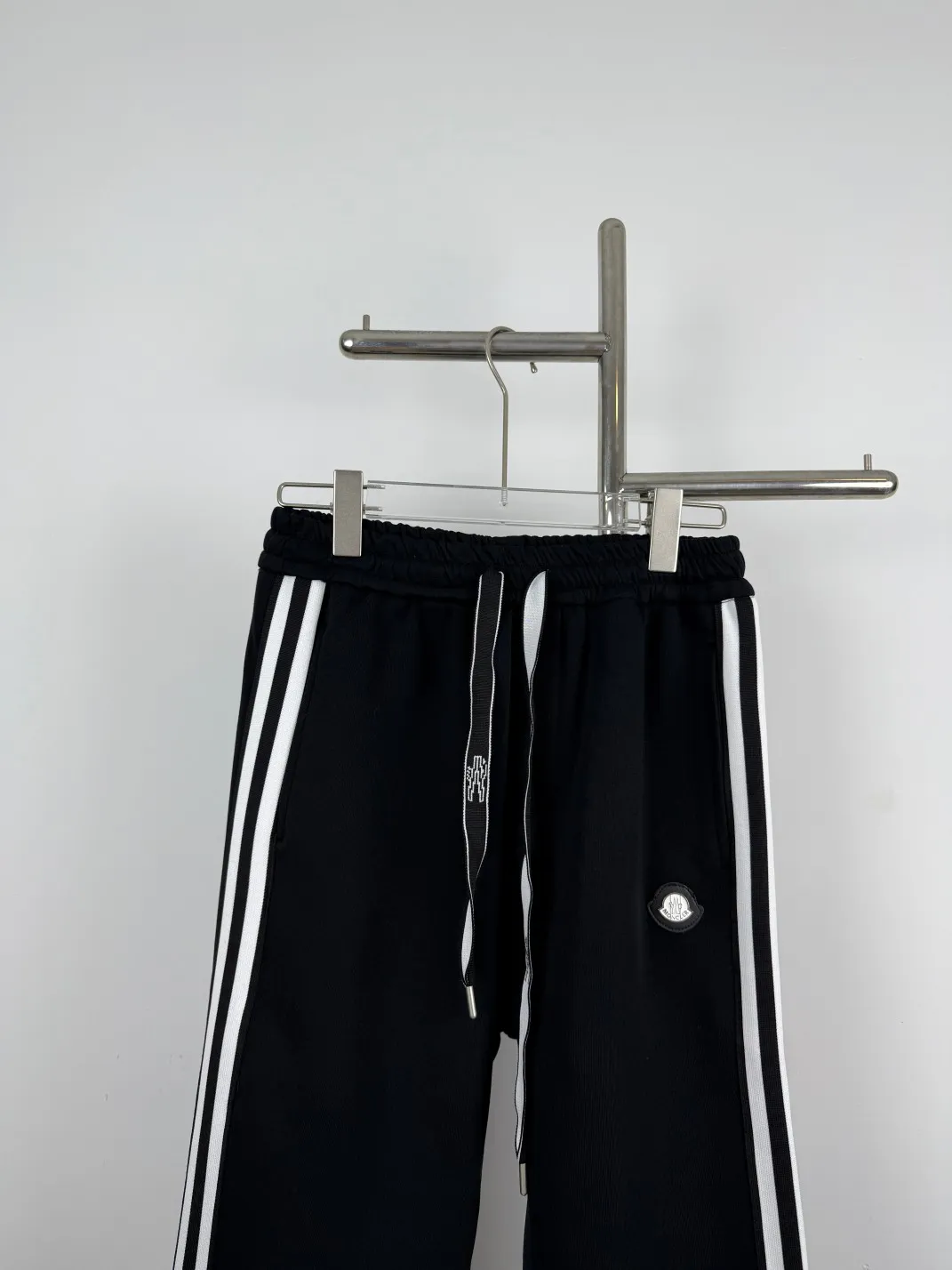 P210 Style No. C133 New style hooded iron mark striped drawstring webbing straight-leg sweatpants MONCLER official website ZP synchronous new style sweatpants. The fabric is made of 450g heavyweight double-ply double yarn composite fabric. Classic hooded iron mark ➕ printed webbing technology. The sides are two-color classic pure cotton webbing. Elastic drawstring waist design is full of flexibility. The inner hemming and stripping workmanship is high and the details are perfect. The fit is loose. It is made with conscience and can withstand high temperatures. It will not fall off. It can be machine washed. Factory-made workmanship, the bag strips are neatly arranged with double needles, a popular Internet celebrity model, very popular Color: Black Size: S M L XL