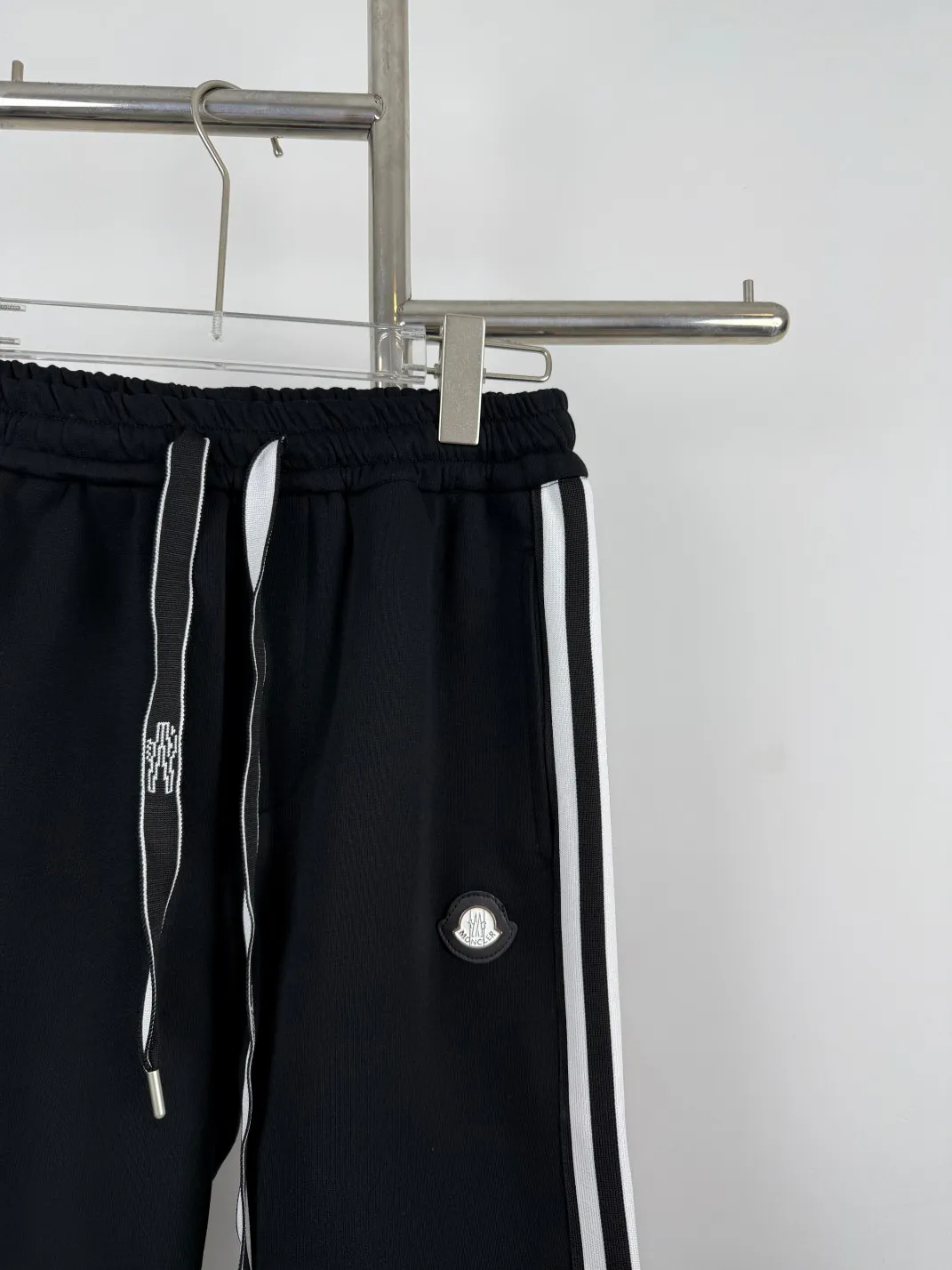 P210 Style No. C133 New style hooded iron mark striped drawstring webbing straight-leg sweatpants MONCLER official website ZP synchronous new style sweatpants. The fabric is made of 450g heavyweight double-ply double yarn composite fabric. Classic hooded iron mark ➕ printed webbing technology. The sides are two-color classic pure cotton webbing. Elastic drawstring waist design is full of flexibility. The inner hemming and stripping workmanship is high and the details are perfect. The fit is loose. It is made with conscience and can withstand high temperatures. It will not fall off. It can be machine washed. Factory-made workmanship, the bag strips are neatly arranged with double needles, a popular Internet celebrity model, very popular Color: Black Size: S M L XL